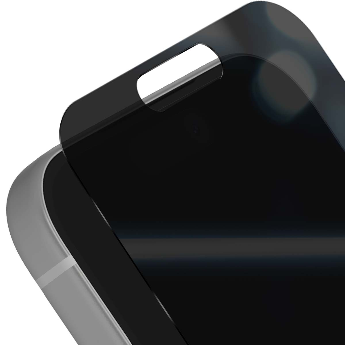 Gros plan sur un téléphone avec un protecteur d'écran. Le protecteur a une découpe pour la caméra frontale.
