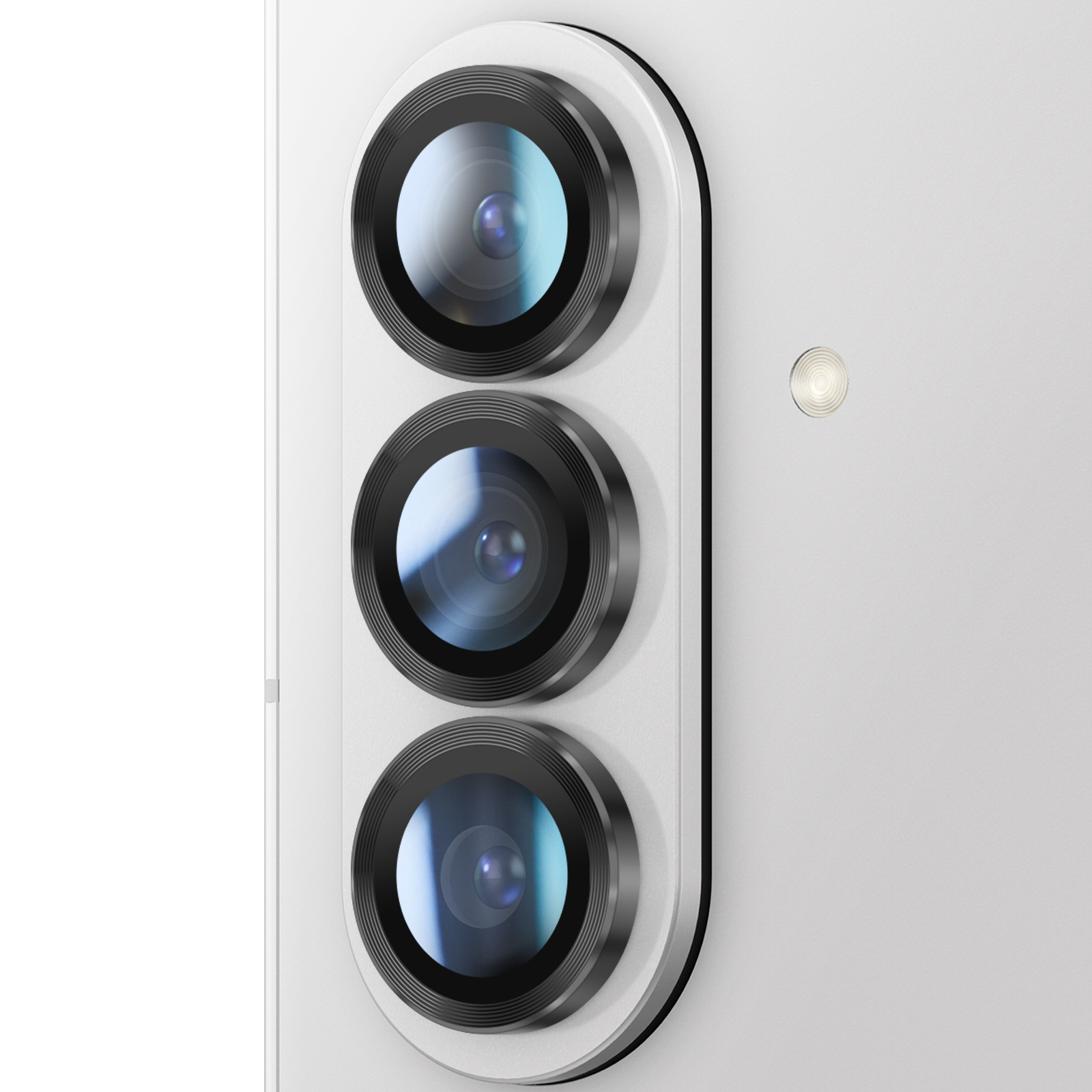 Close-up van een telefoon cameramodule met drie lenzen en een flitser. Witte achtergrond.