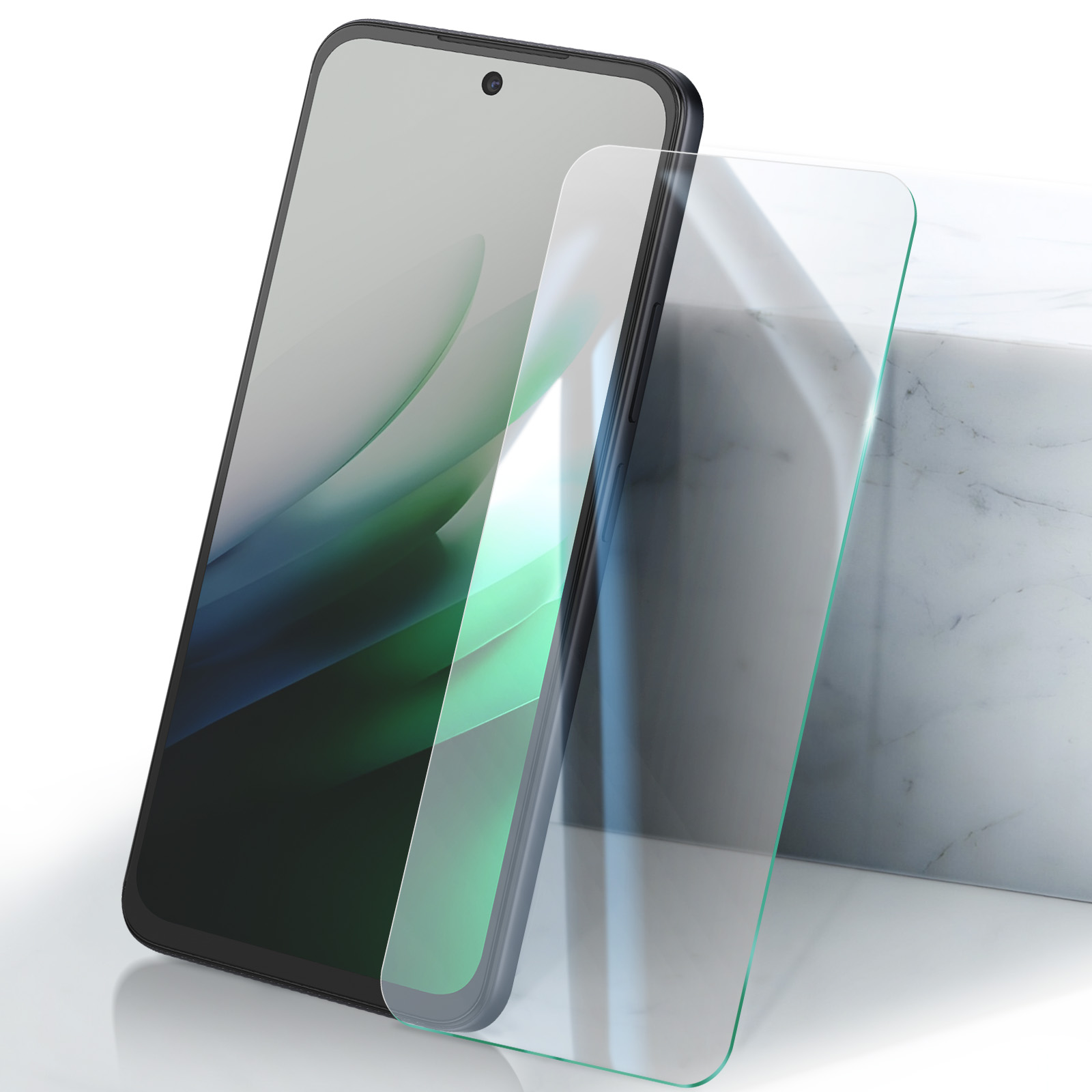Uno smartphone con una protezione per lo schermo. Il telefono è nero e la protezione è trasparente. Lo sfondo è bianco.