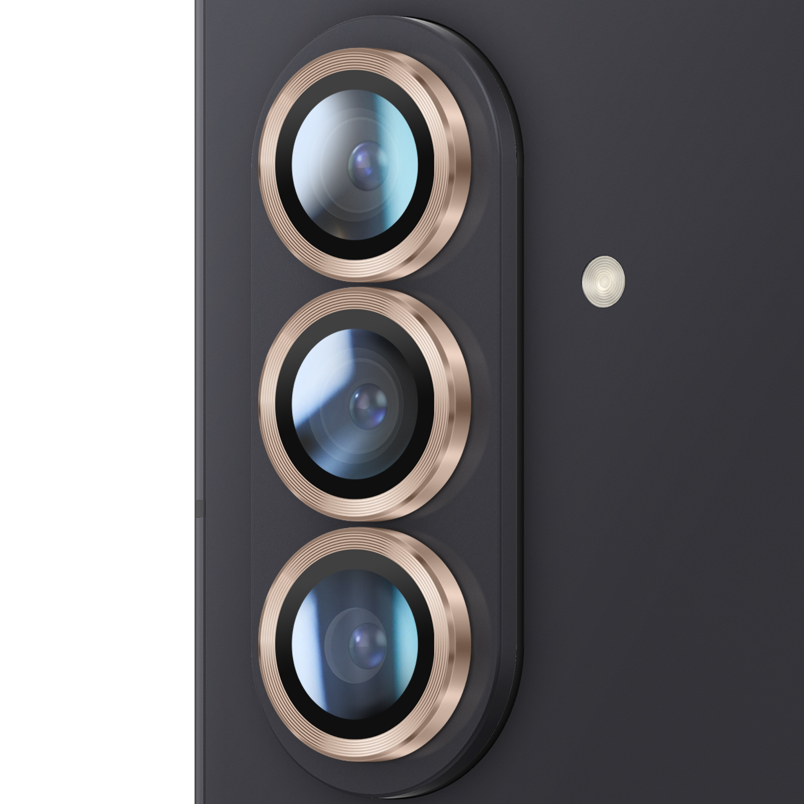 Primo piano di un modulo fotocamera per smartphone con tre obiettivi e un flash. Gli obiettivi hanno anelli dorati, su una superficie grigio scuro.
