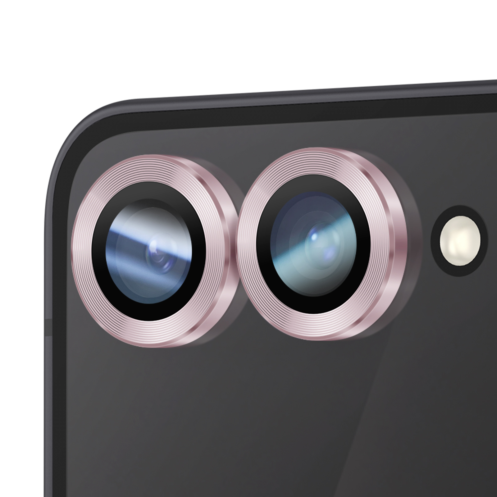 Primo piano del modulo fotocamera di uno smartphone. Sono visibili due lenti con anelli oro rosa e un flash.