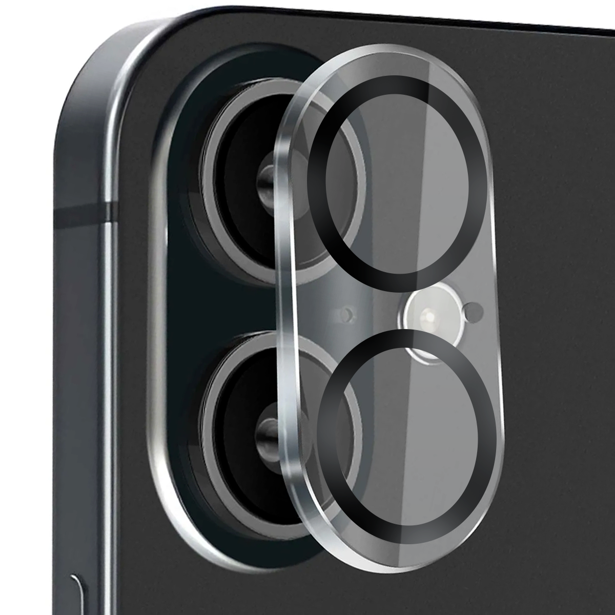 Close-up van een lensbeschermer voor de camera van een telefoon. De telefoon is zwart. De beschermer is transparant met zwarte ringen.