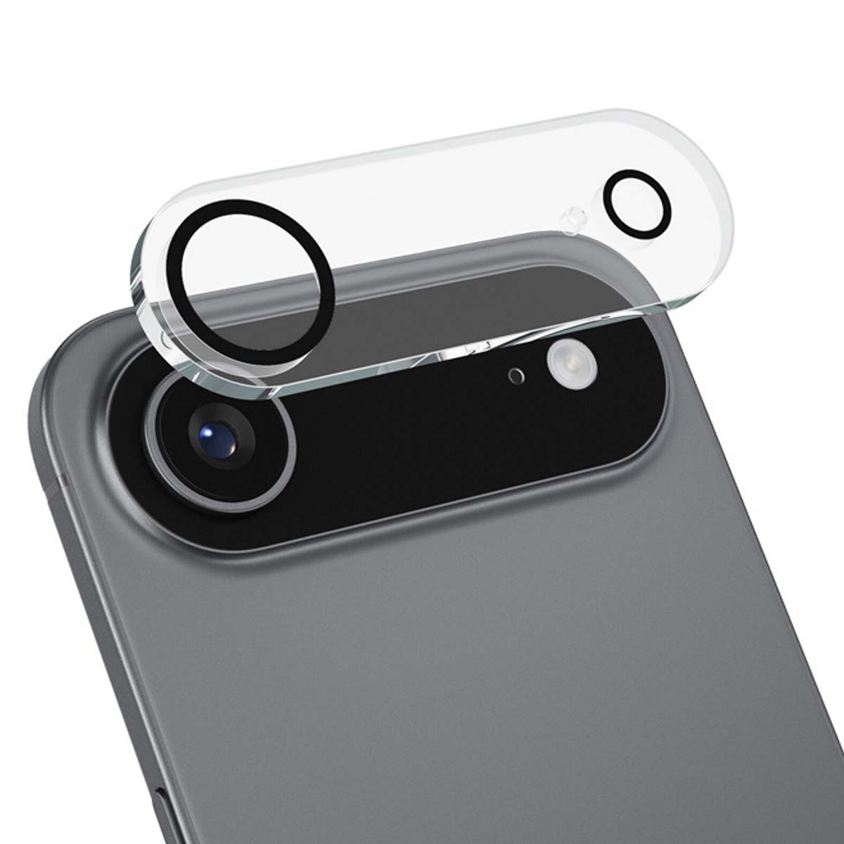 Primo piano dell'area della fotocamera di uno smartphone. Un protettore trasparente è sopra le lenti della fotocamera. Una cornice nera della fotocamera e un corpo del telefono grigio.