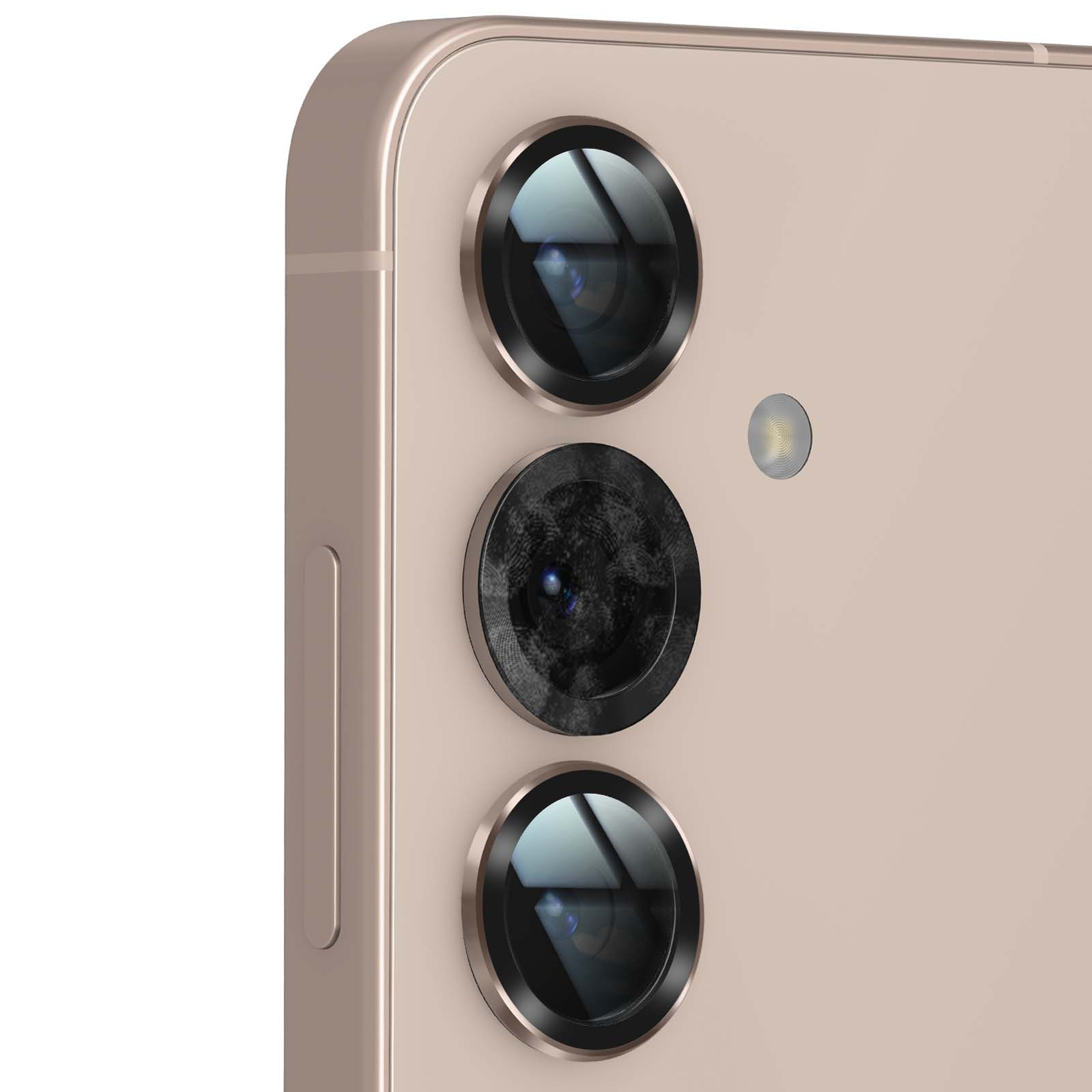 Close-up van de camera-opstelling van een smartphone. Drie lenzen en een flitser zijn zichtbaar op een roze-gouden telefoon.