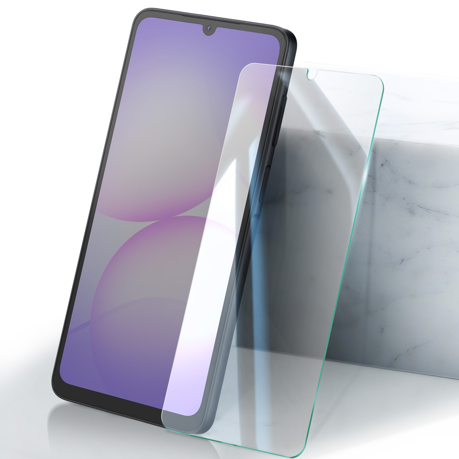Een smartphone met een schermbeschermer ernaast. Het scherm toont paarse verlopen. Witte achtergrond.