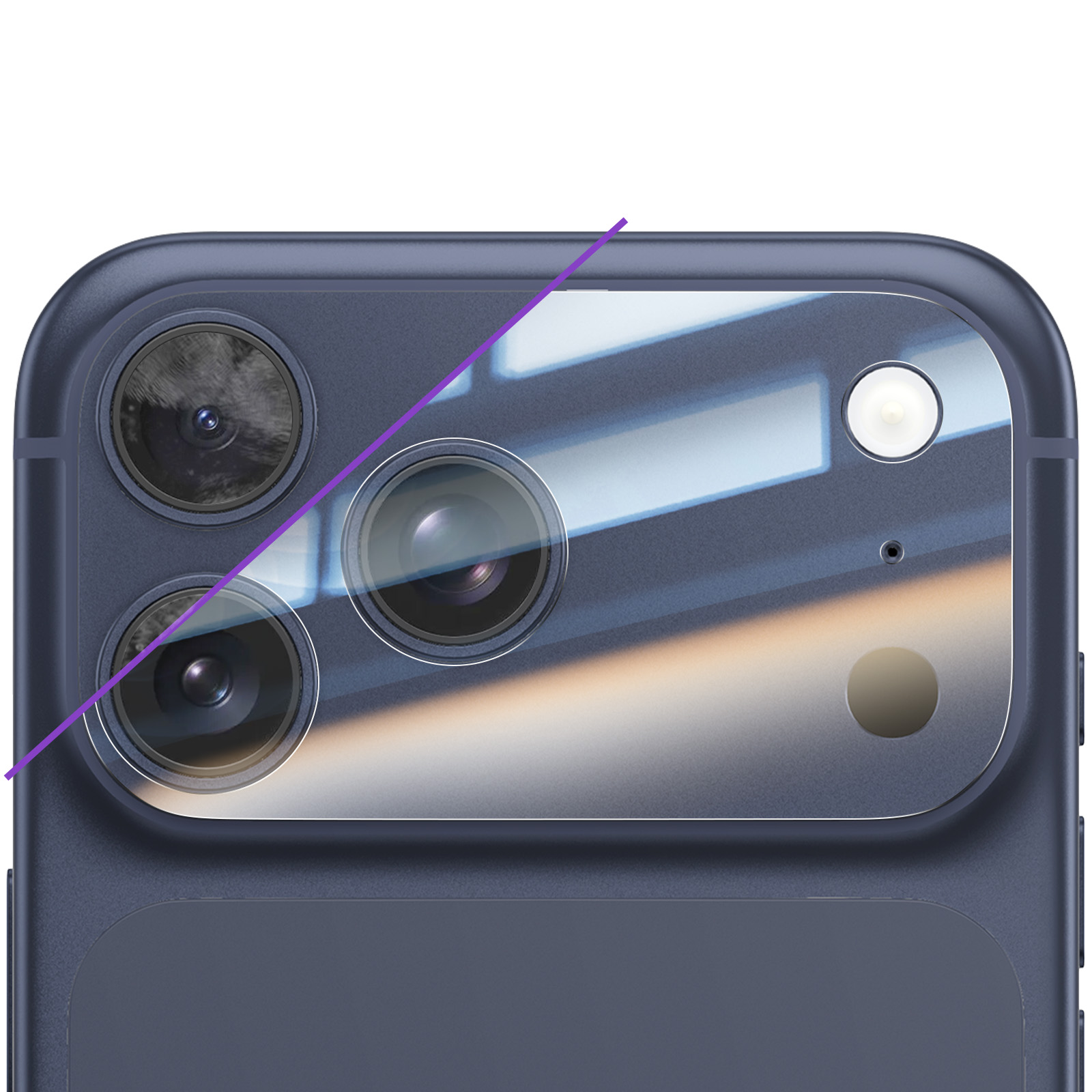 Close-up van de cameramodule van een donkerblauwe telefoon met vier lenzen, een flitser en een klein stipje. Een paarse lijn kruist hem.