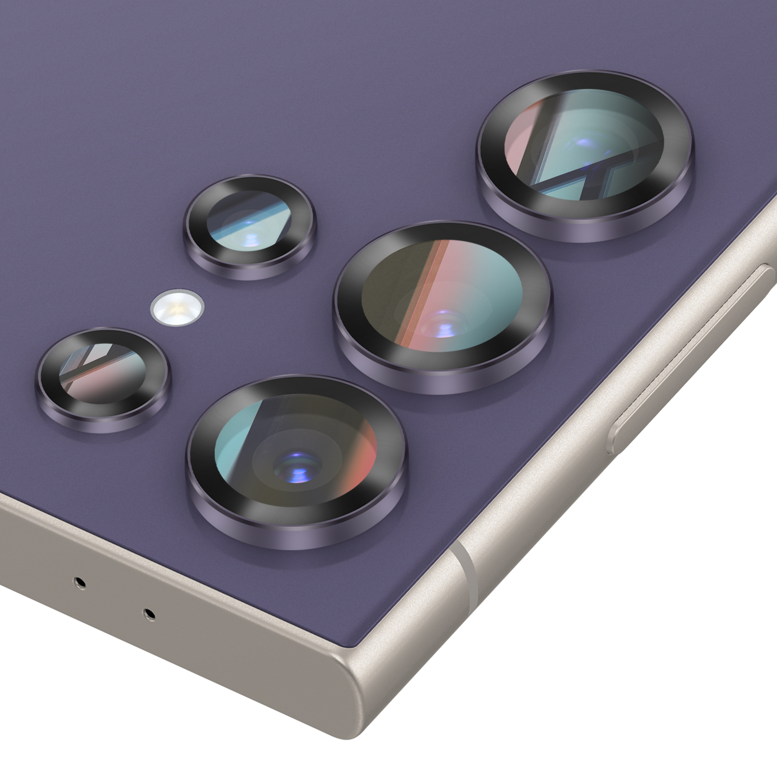 Gros plan sur le module caméra d'un smartphone. Plusieurs lentilles, un flash et un dos violet sont visibles.