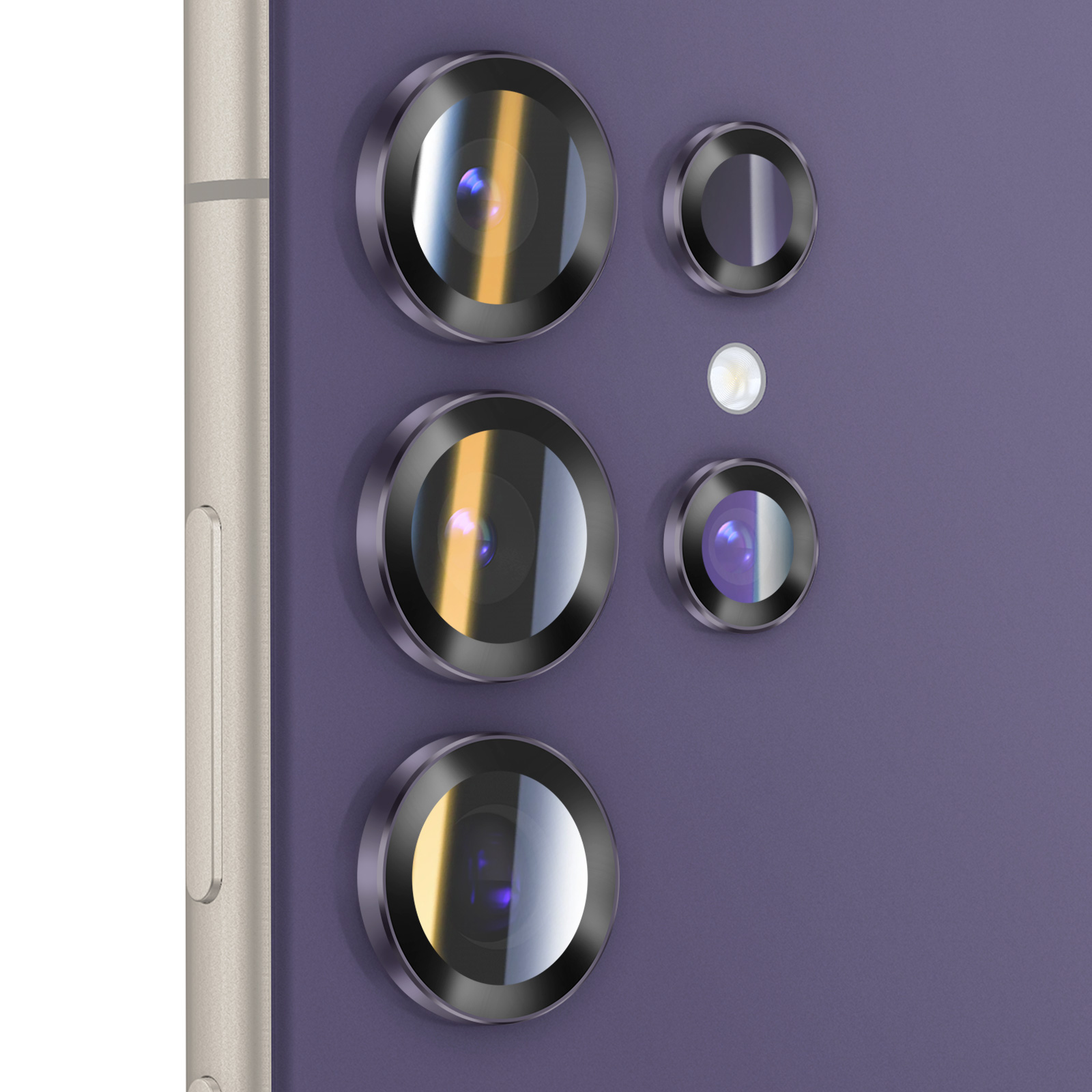 Gros plan du système de caméras d'un smartphone. Plusieurs lentilles réfléchissantes sur une surface violette.