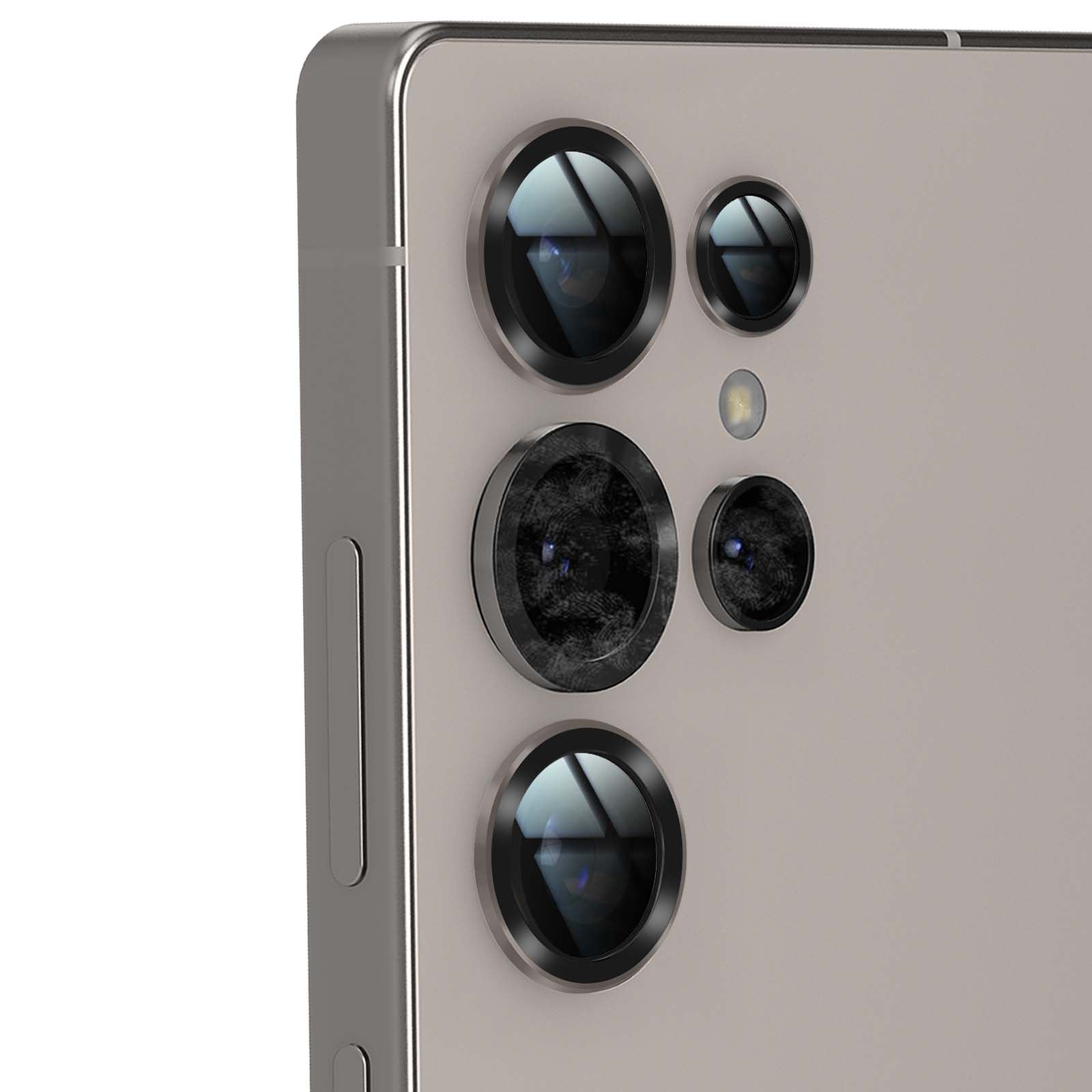 Primer plano de la parte trasera de un smartphone. Tiene varias lentes de cámara con anillos negros y un cuerpo gris claro.