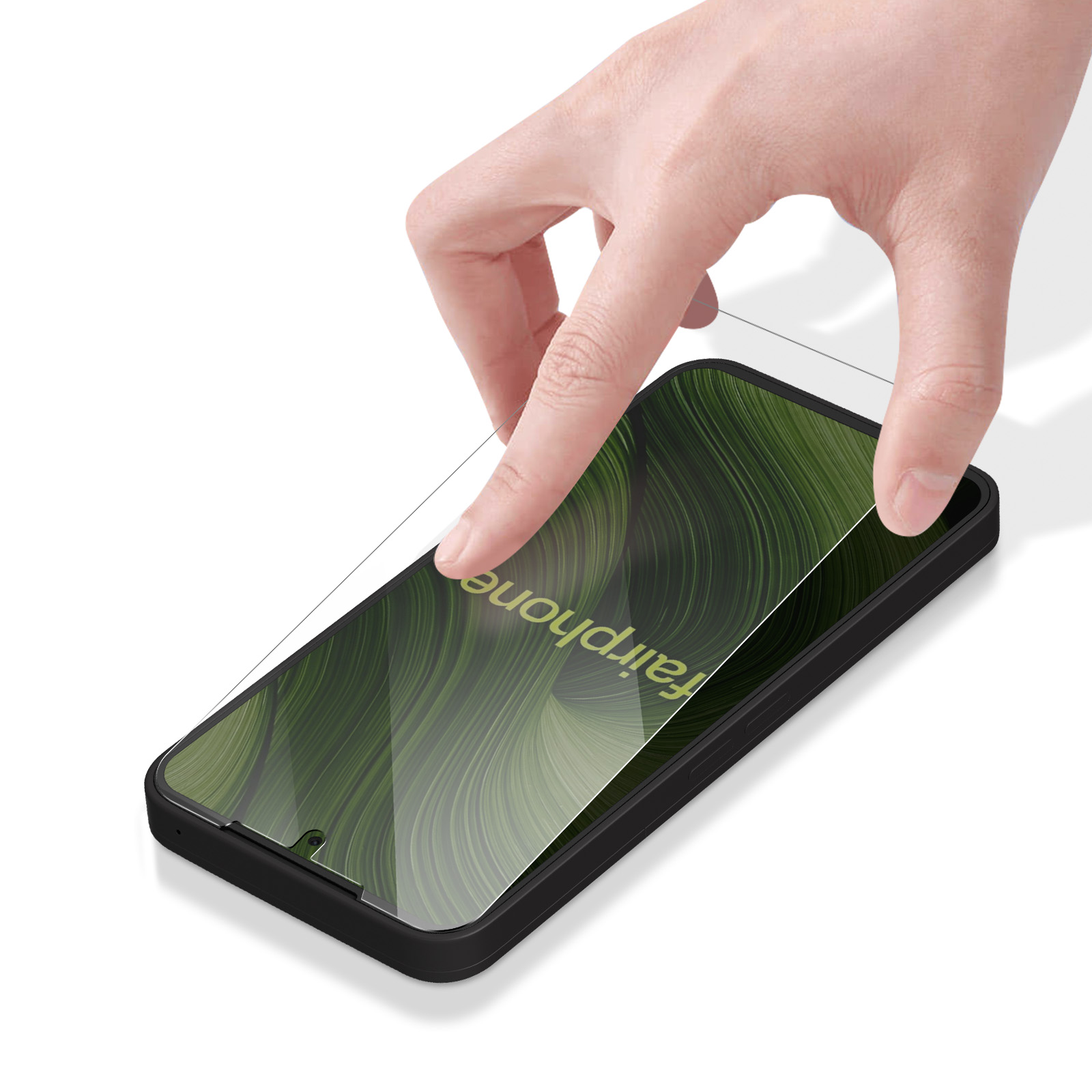 Una mano posiziona una protezione per lo schermo su un Fairphone. Il telefono ha un motivo verde sullo schermo e una custodia nera.