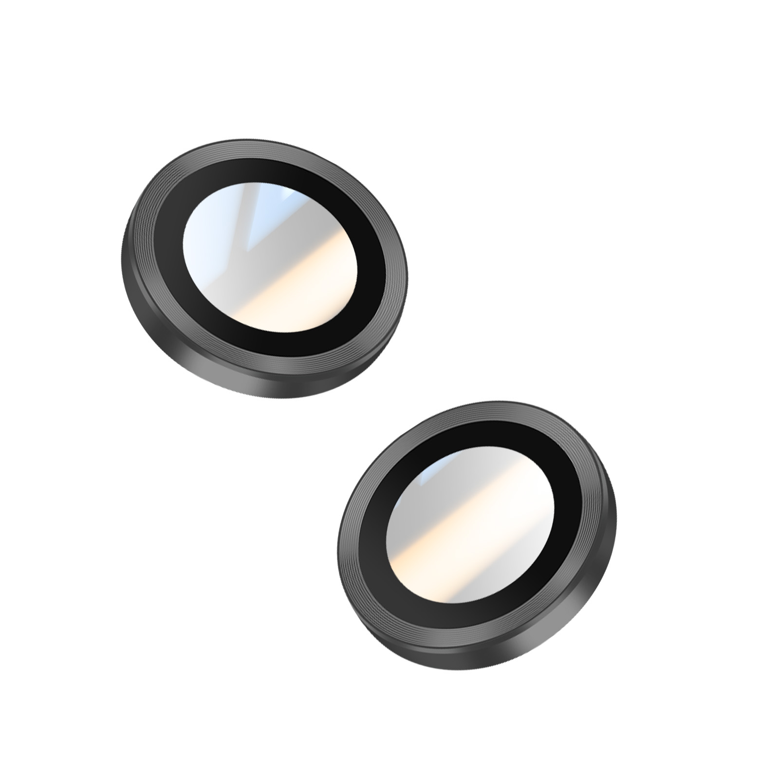 Twee zwarte en zilveren cameralensbeschermers op een witte achtergrond. De ene staat iets boven de andere.