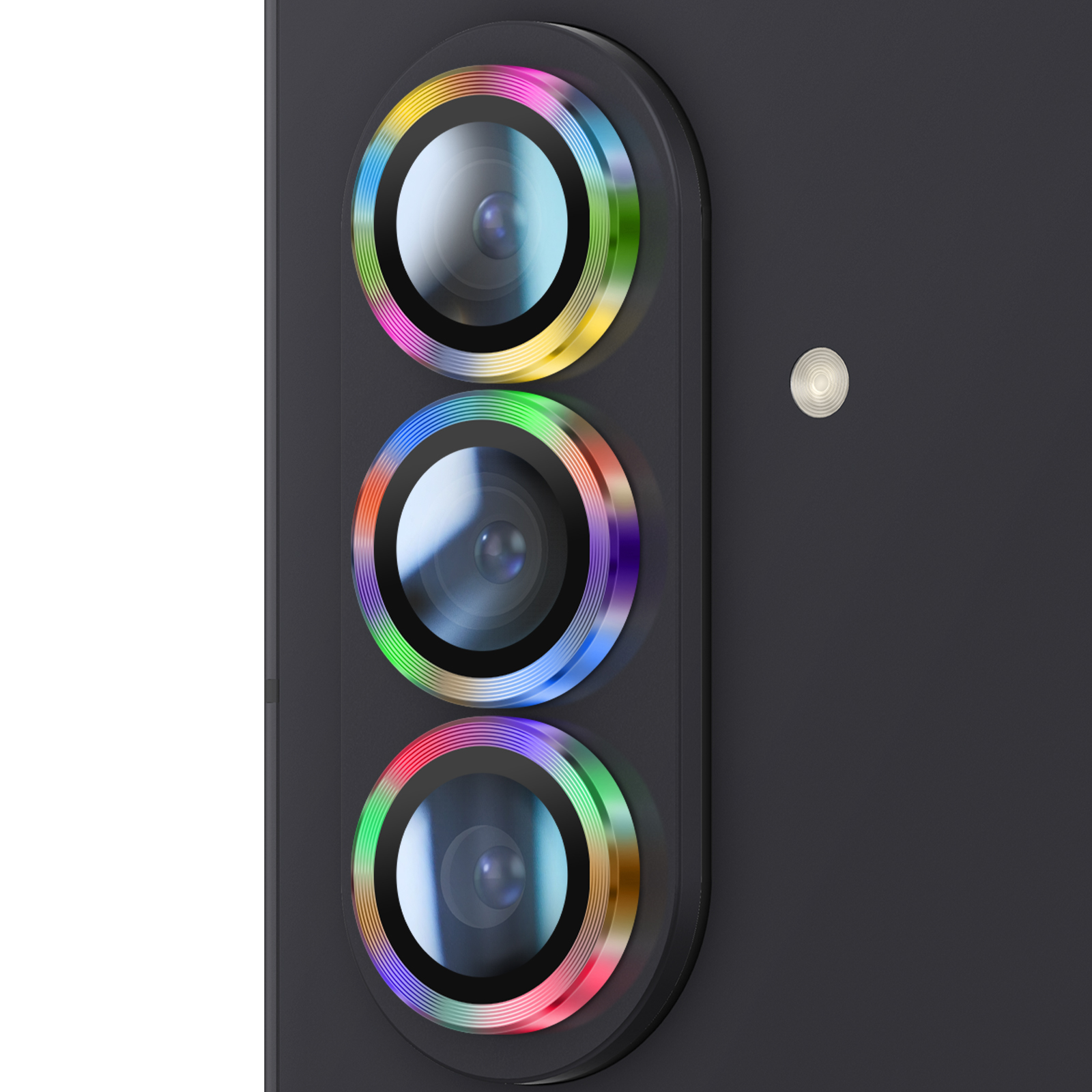 Primo piano del modulo fotocamera di un telefono. Tre lenti con anelli colorati, un flash e sfondo grigio scuro.