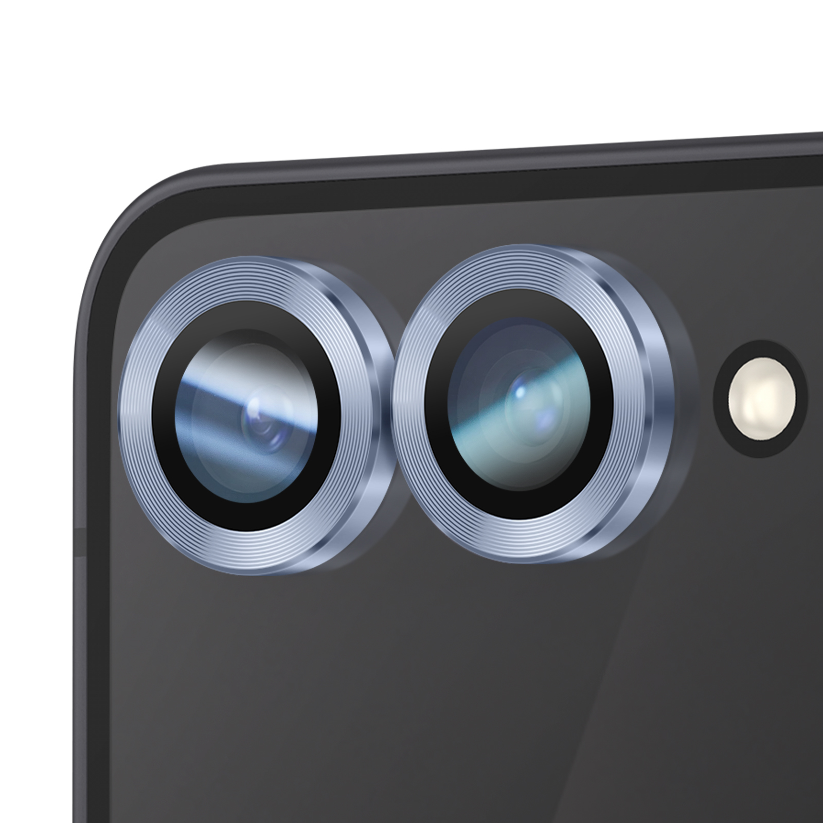 Primo piano del comparto fotocamere di uno smartphone. Due lenti con bordi argentati e un flash su sfondo grigio scuro.