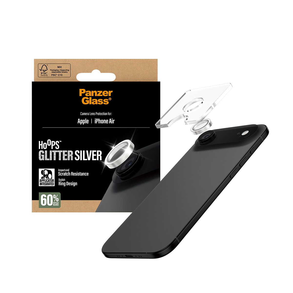 Een telefoon en een beschermende lensverpakking. De telefoon is zwart, de lens is zilver. De verpakking is bruin en zwart.