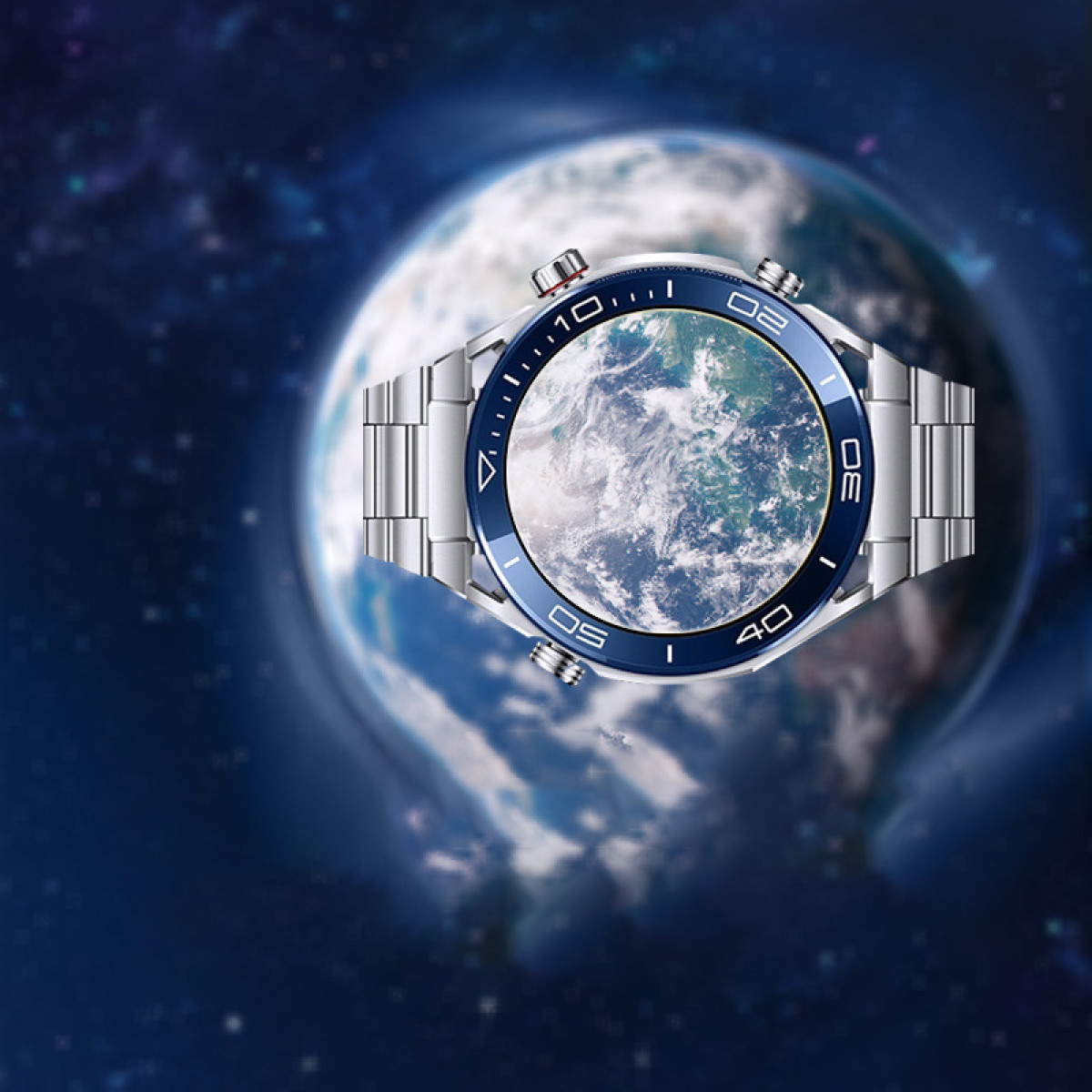 Un orologio con lunetta blu e cinturino argentato. Il quadrante mostra la Terra. Lo sfondo è una scena spaziale stellata.