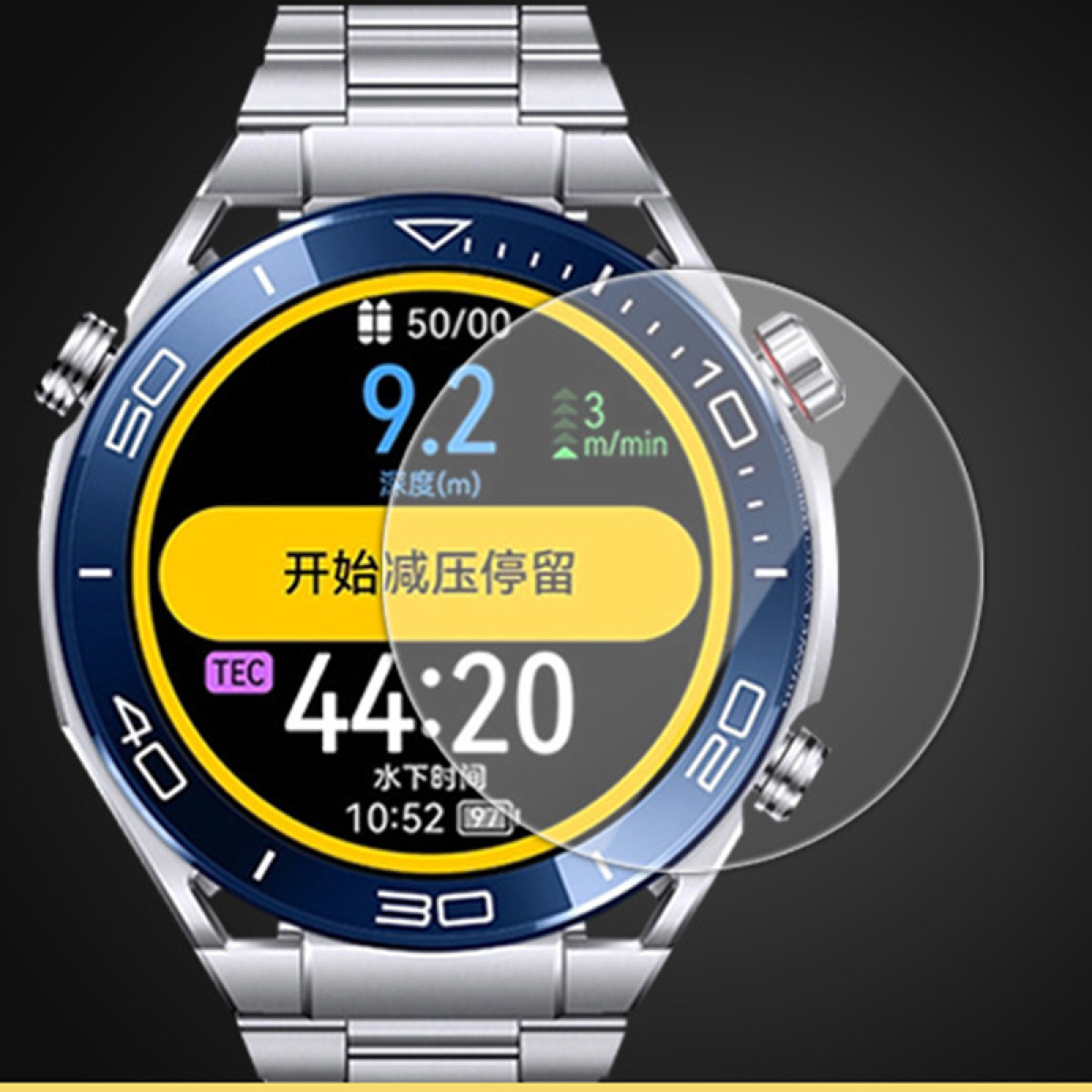 Primo piano di uno smartwatch con display blu e giallo che mostra tempo, profondità e altre metriche. L'orologio ha un cinturino in metallo.