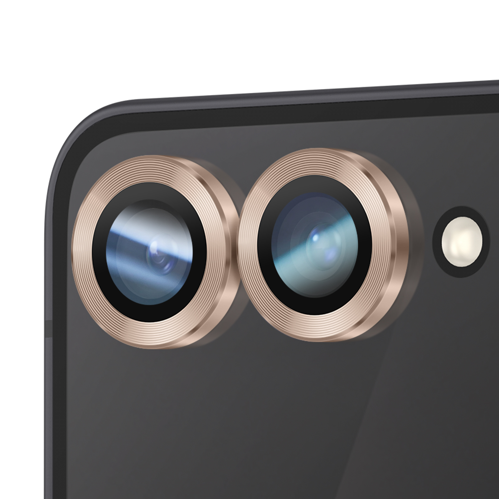 Primo piano di uno smartphone con due lenti della fotocamera e un flash. Le lenti sono dorate, il telefono è nero.