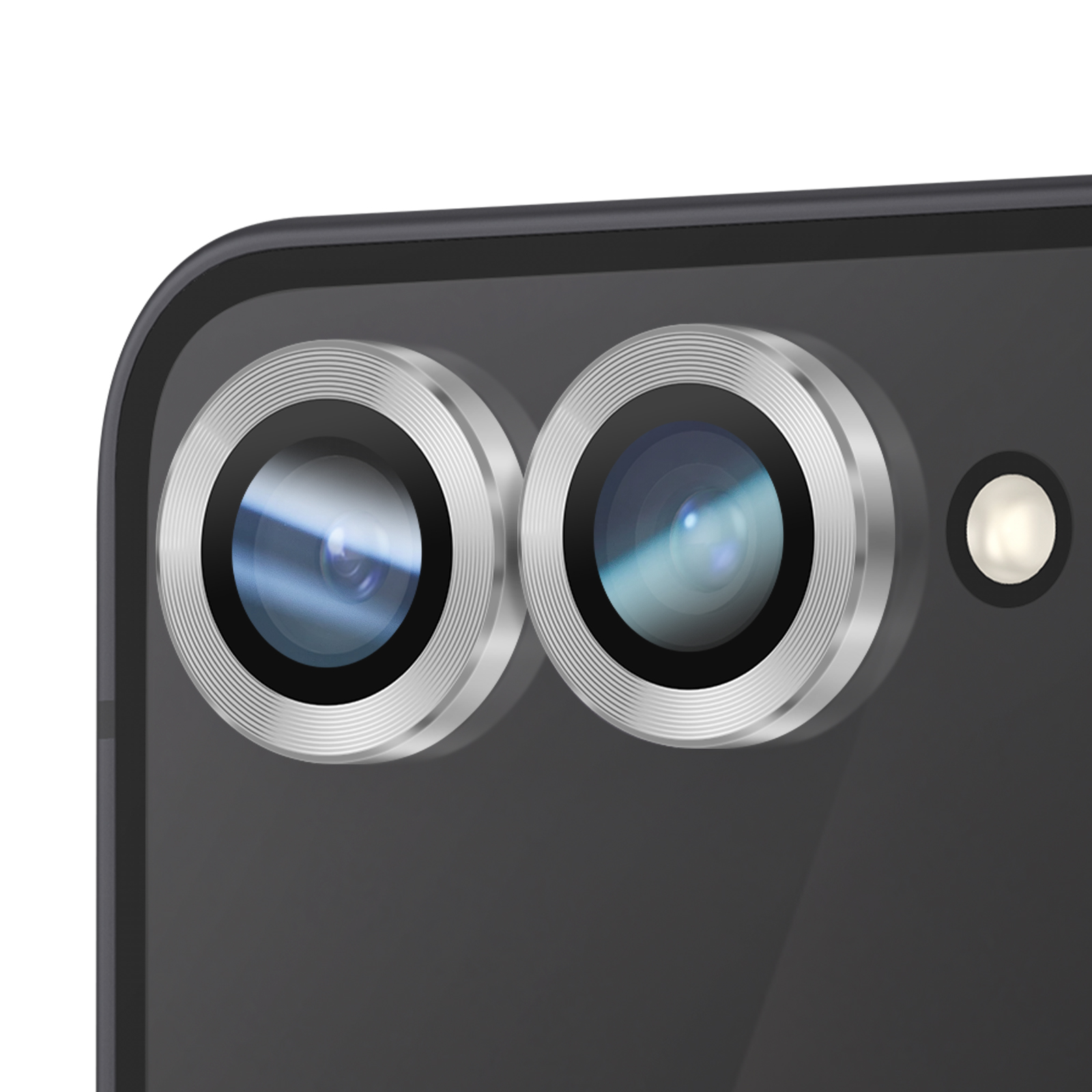 Primo piano dell'array di fotocamere di uno smartphone. Due lenti grandi e un flash. Il telefono è grigio scuro.