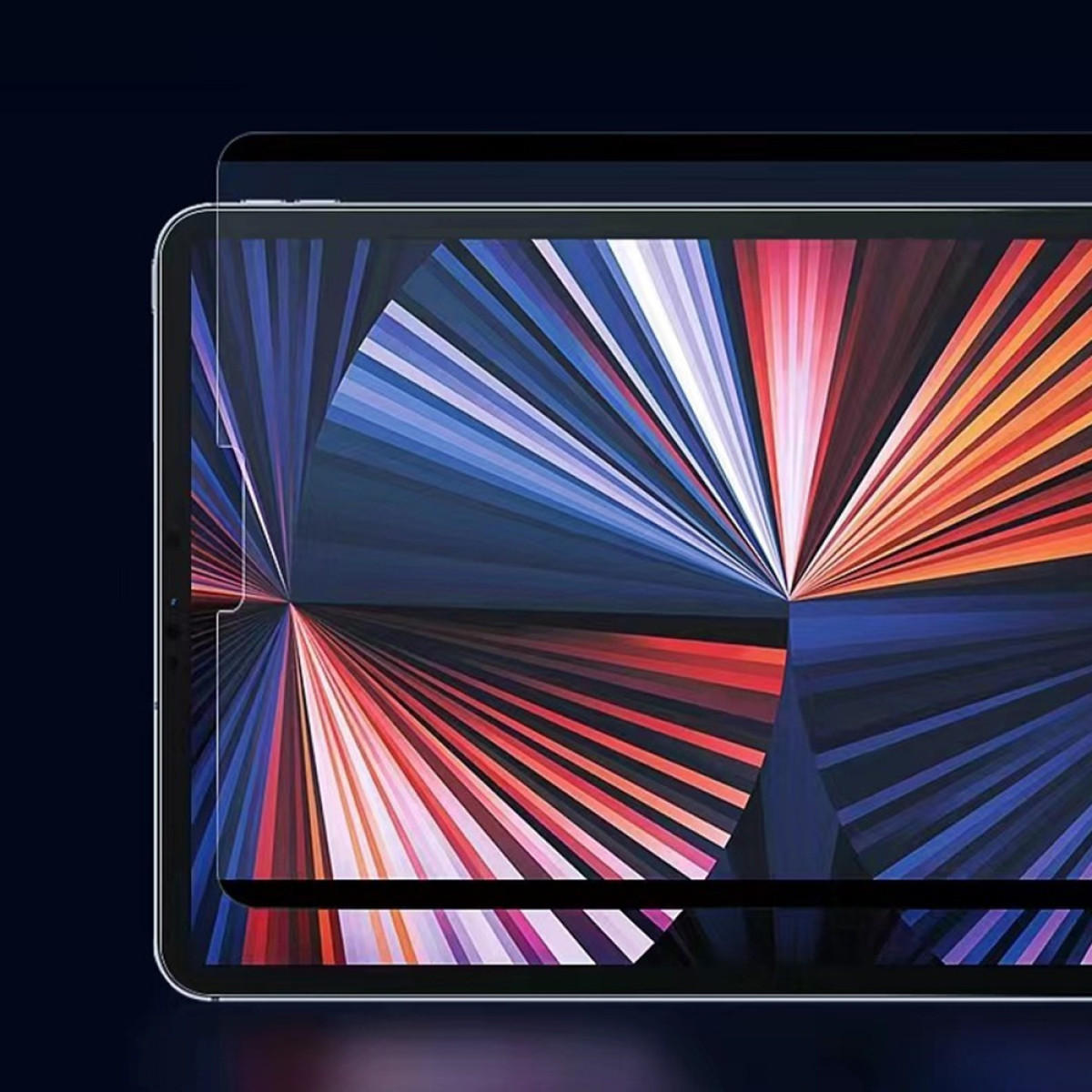 Een iPad met een schermbeschermer. Het scherm toont een kleurrijk radiaal patroon van rode, oranje, blauwe en paarse lijnen.