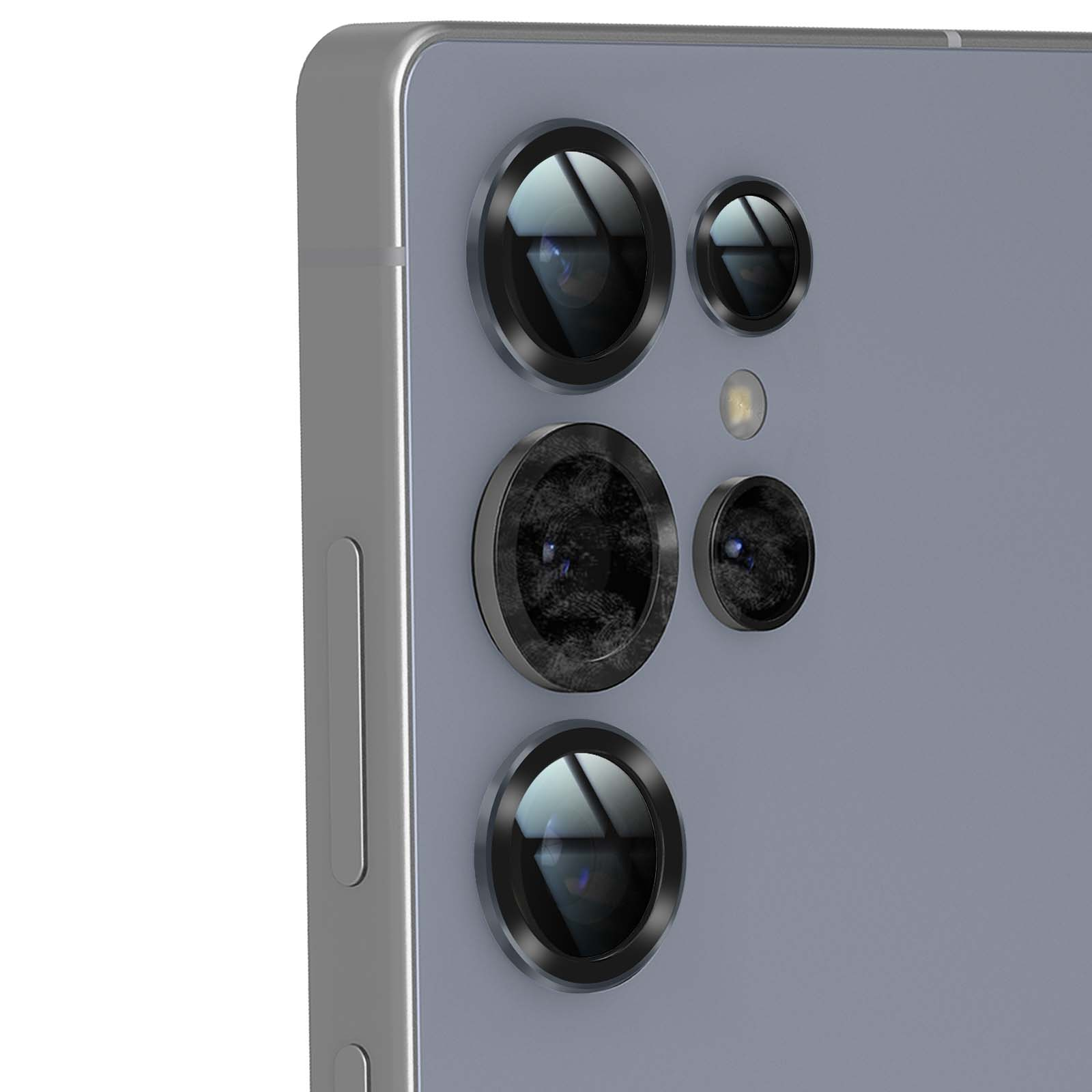 Primo piano del gruppo fotocamere di uno smartphone. Diverse lenti circolari di varie dimensioni su una superficie grigia.