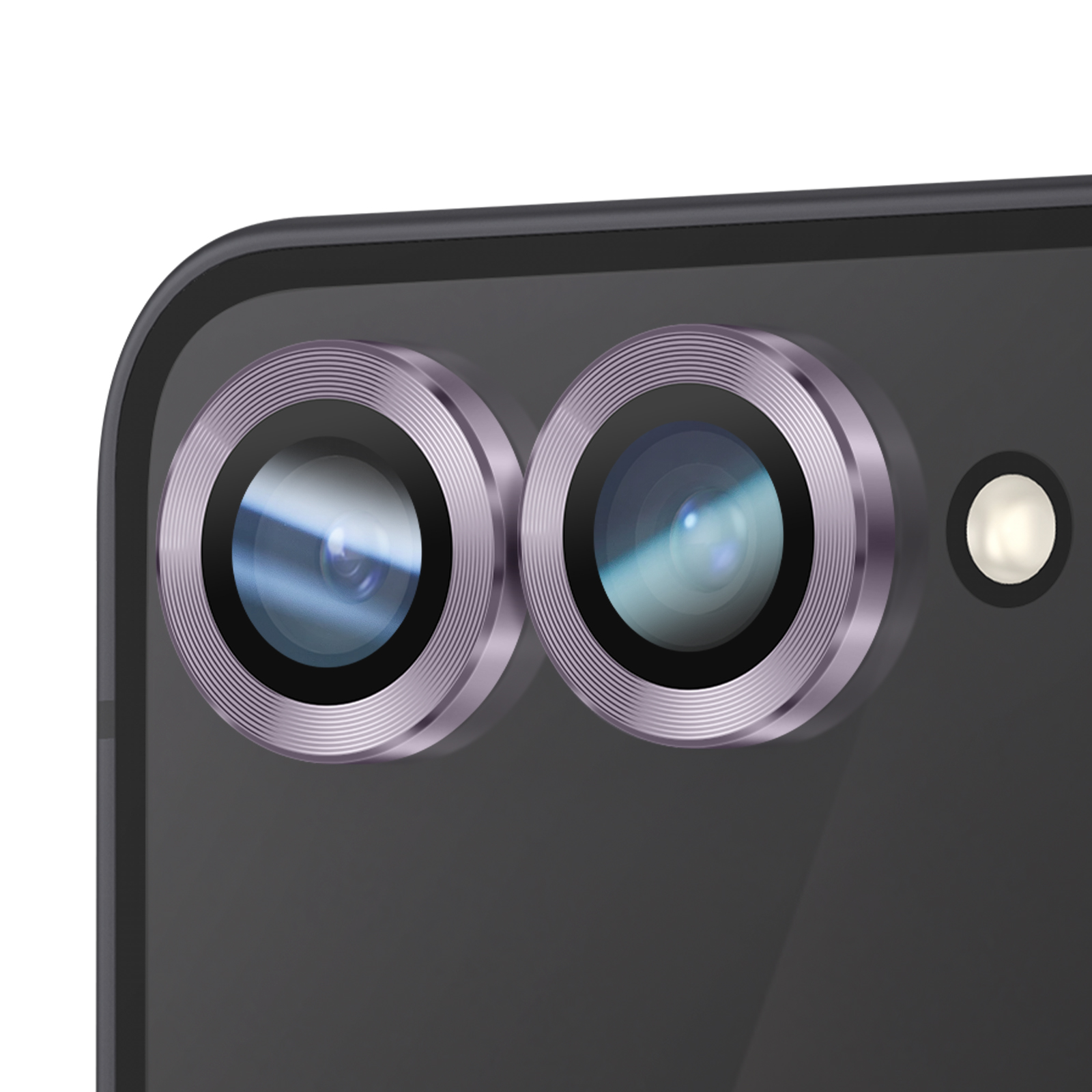 Primo piano del modulo fotocamera di uno smartphone. Due lenti con bordi argentati e un flash visibili.