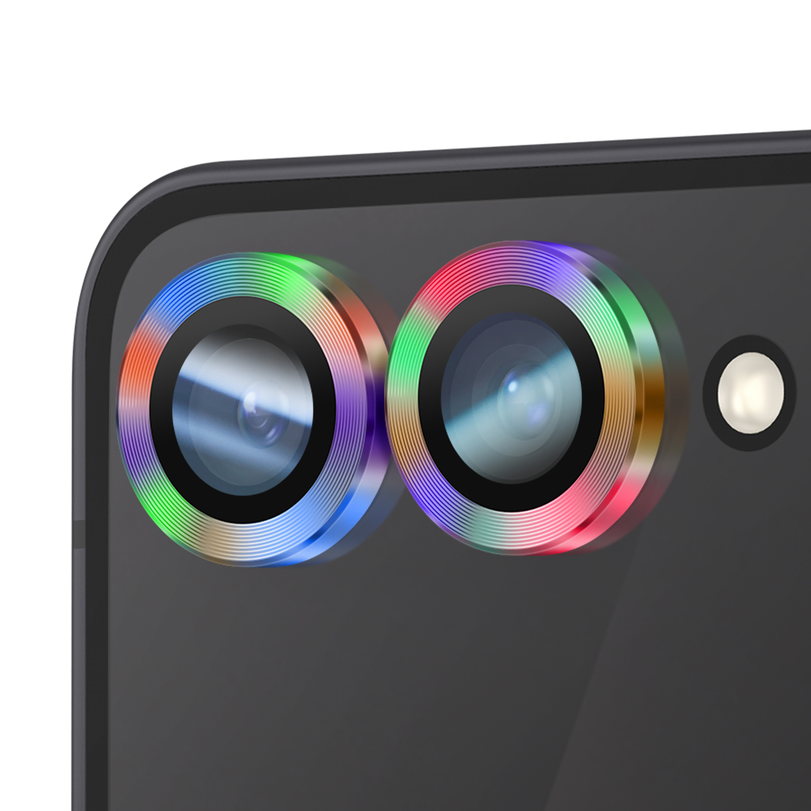 Primo piano del gruppo fotocamere di uno smartphone. Due lenti con anelli arcobaleno e un flash sono visibili.