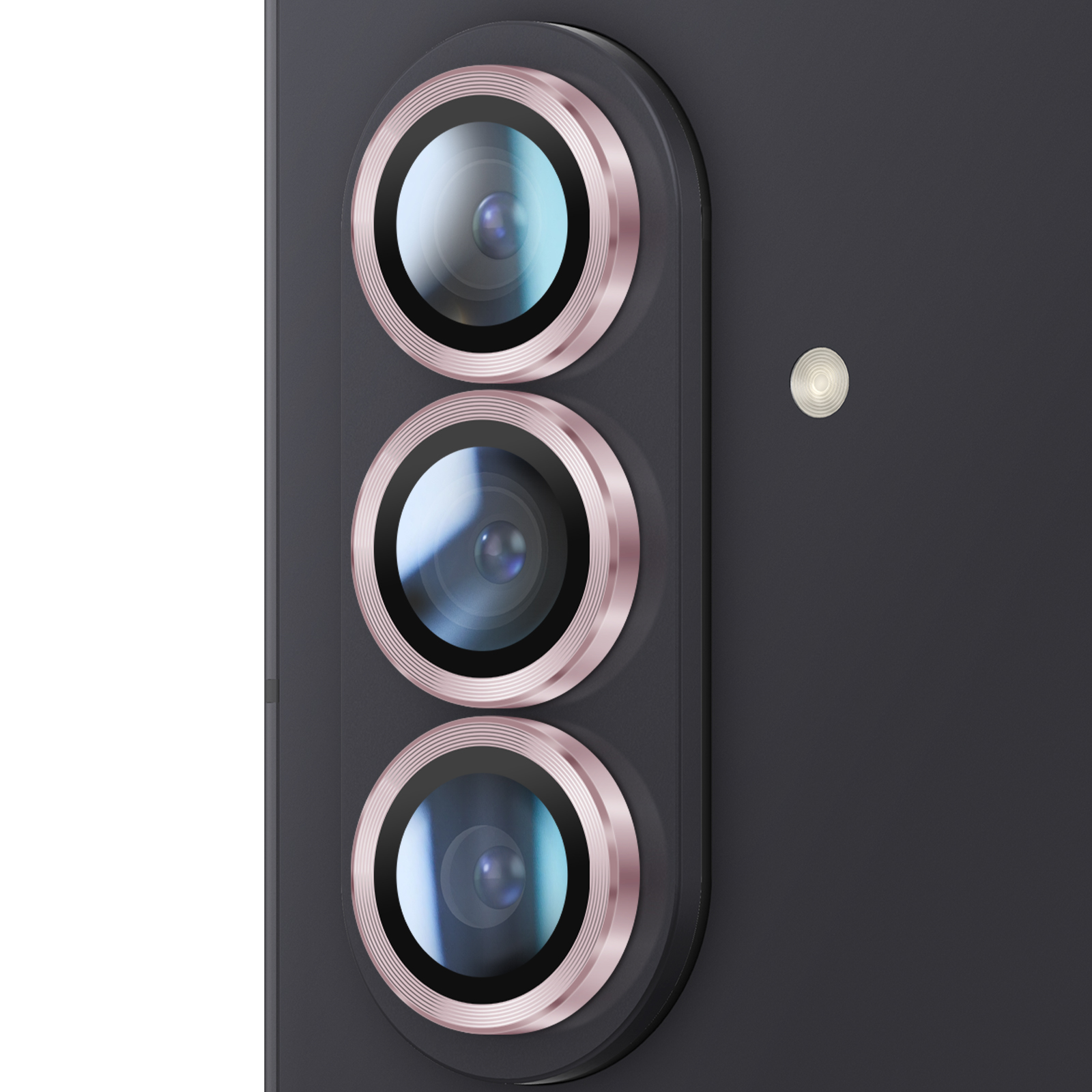 Primo piano di un modulo fotocamera per smartphone. Tre lenti con accenti oro rosa sono visibili, più un flash.