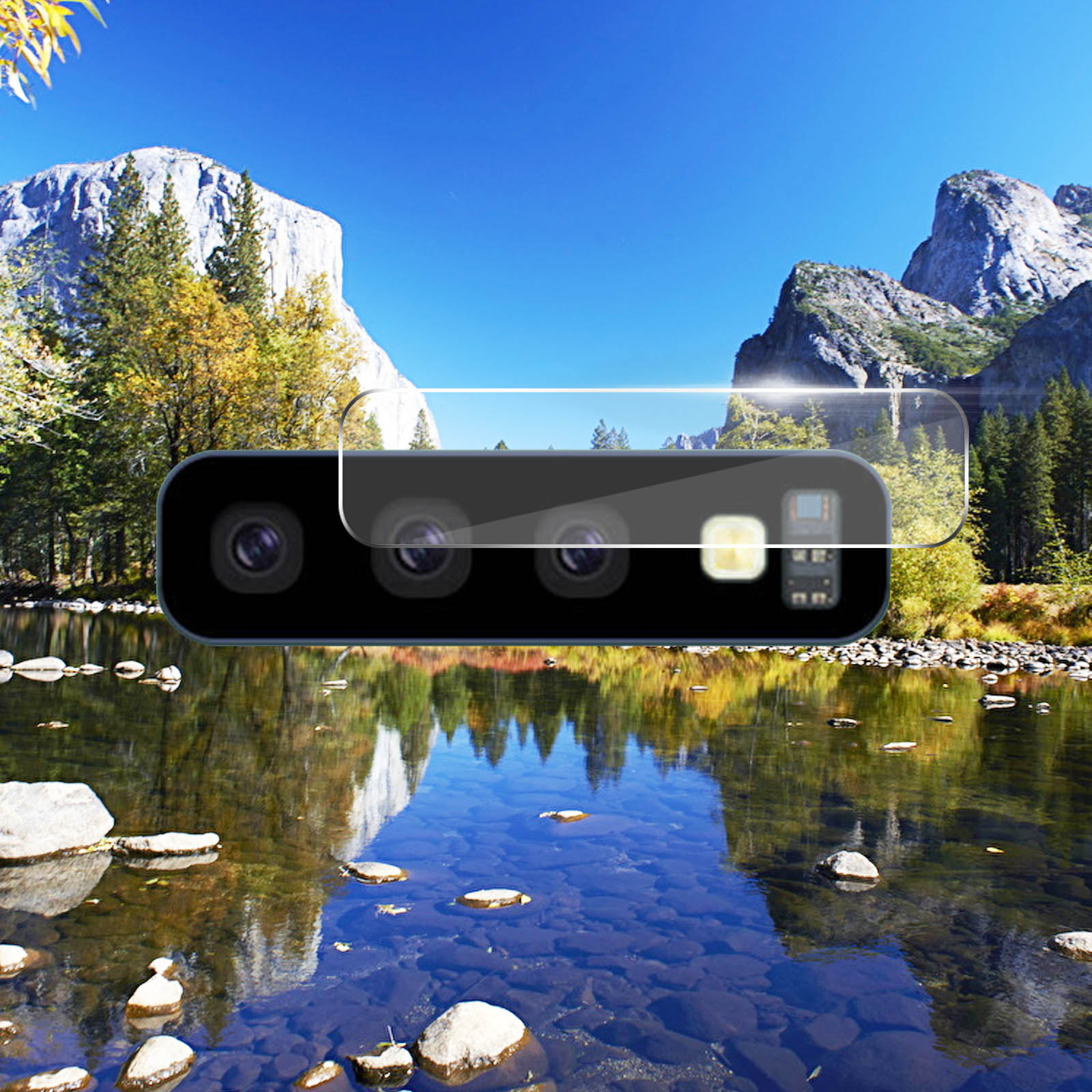 Un protettore per fotocamera del telefono sopra una scena fluviale con montagne. Acqua limpida e cielo blu sono visibili.