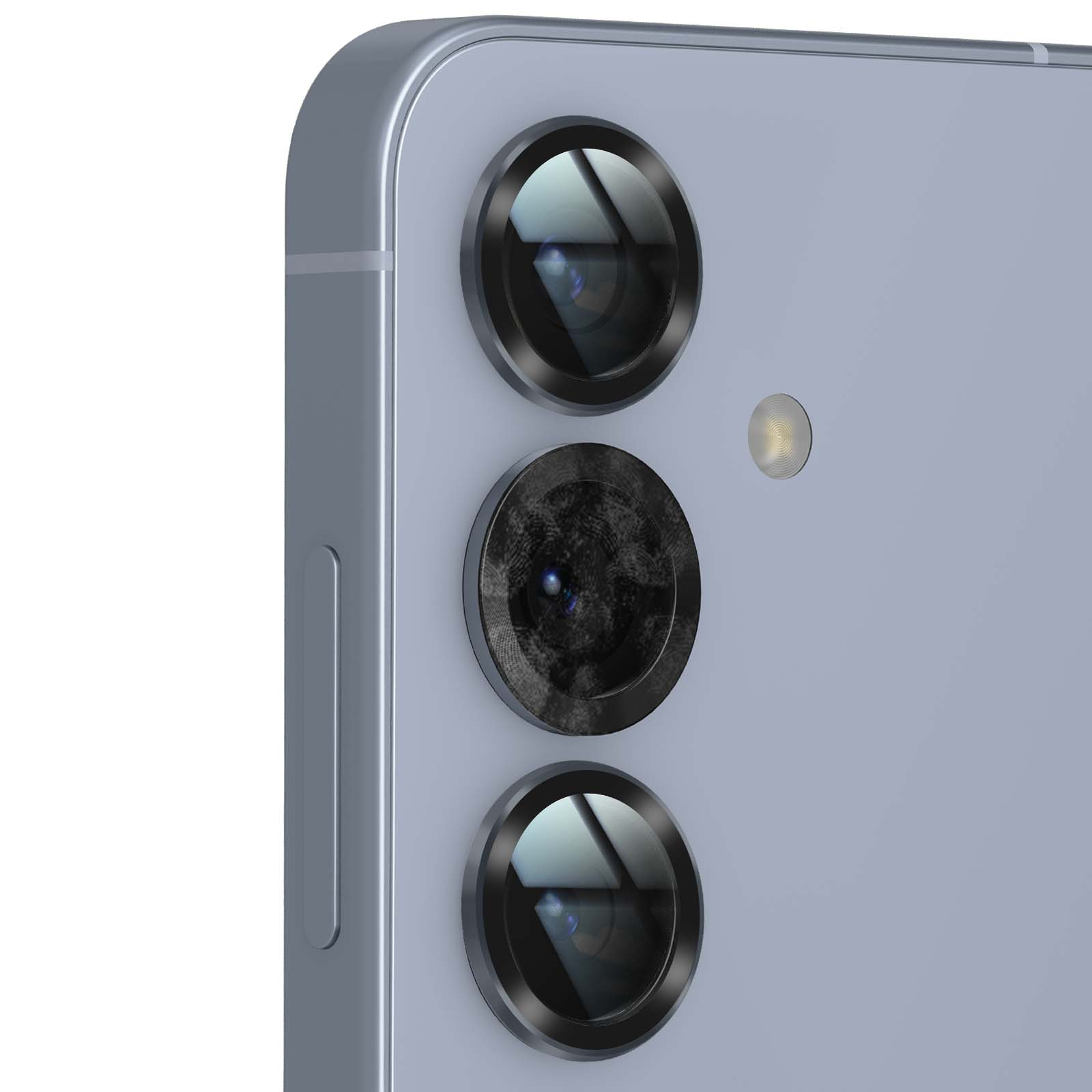 Primo piano del comparto fotocamere di uno smartphone. Tre lenti e un flash su una superficie azzurra.