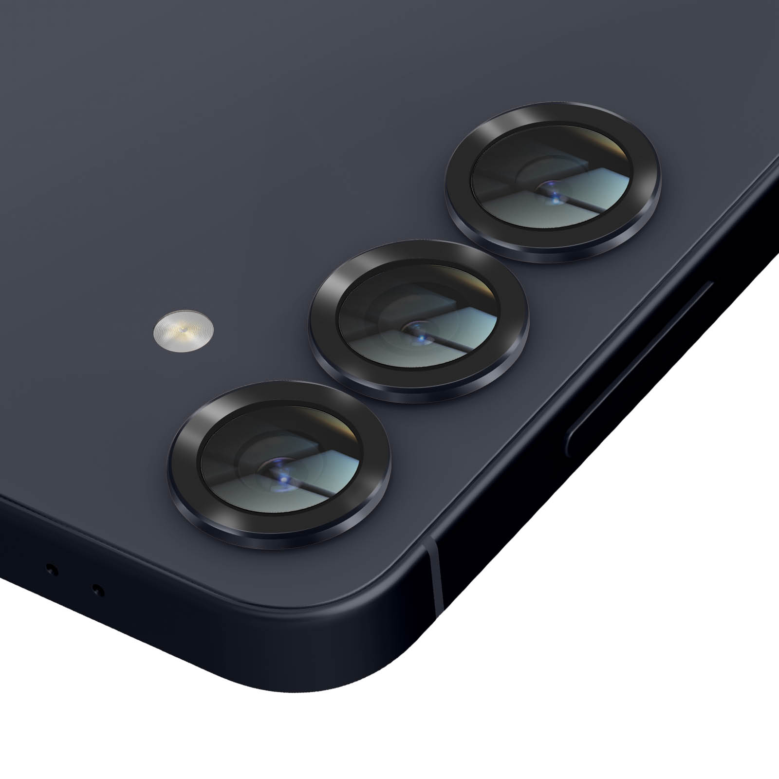 Gros plan d'un téléphone bleu foncé. Trois objectifs d'appareil photo sont visibles, ainsi qu'une petite lumière. Fond blanc.