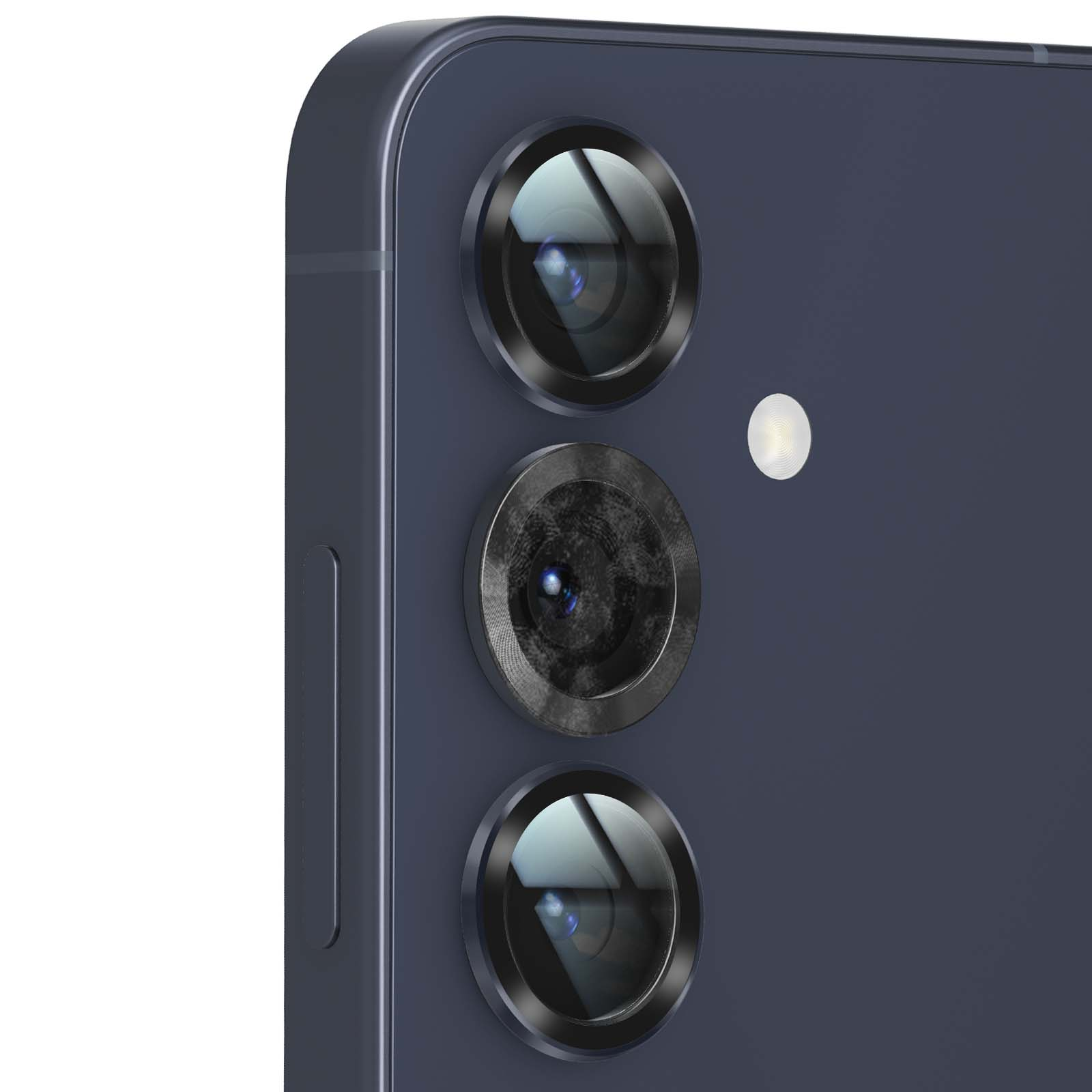 Close-up van de camera-opstelling van een donkerblauwe telefoon. Drie lenzen en een flitser zijn zichtbaar.