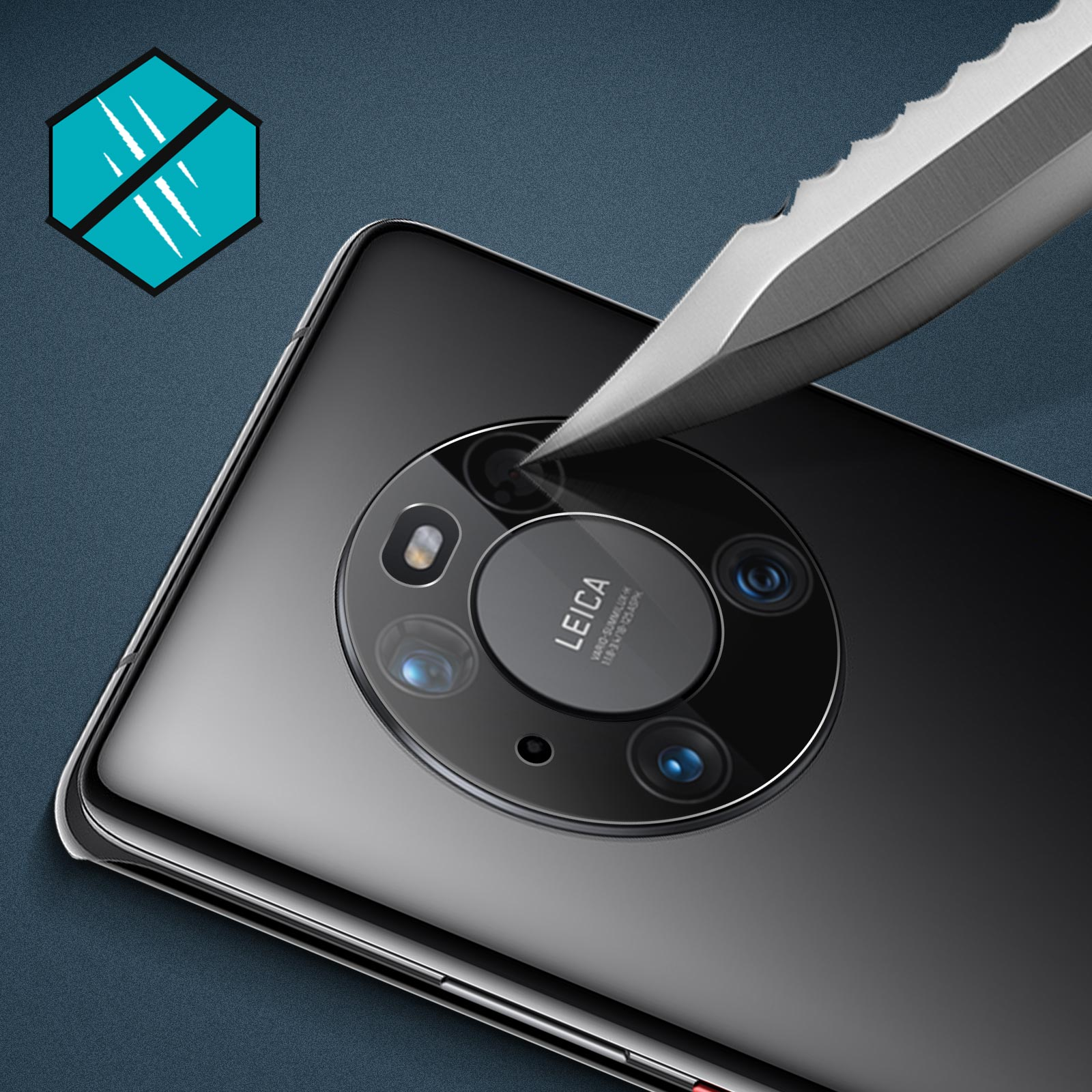 La parte posteriore di un telefono con lenti Leica viene graffiata da un coltello. Un'icona antigraffio è sullo sfondo.