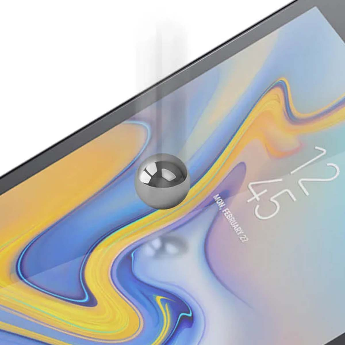 Een metalen bal staat op het punt om een tabletscherm te raken. Het scherm toont een kleurrijk abstract ontwerp en de tijd.