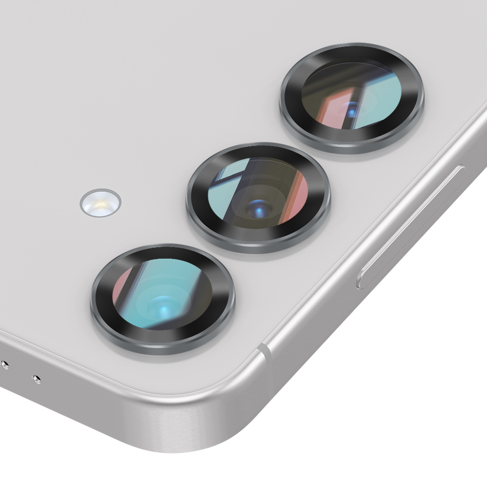 Gros plan d'un smartphone argenté avec trois objectifs et un flash. Les objectifs sont noirs, brillants et ronds.