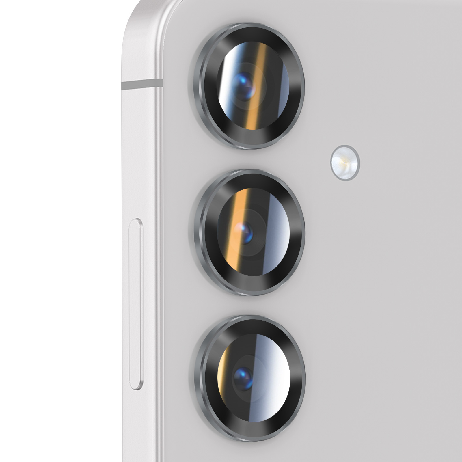 Primo piano del sistema di fotocamere di uno smartphone. Tre obiettivi visibili, insieme a un flash, su una superficie grigio chiaro.