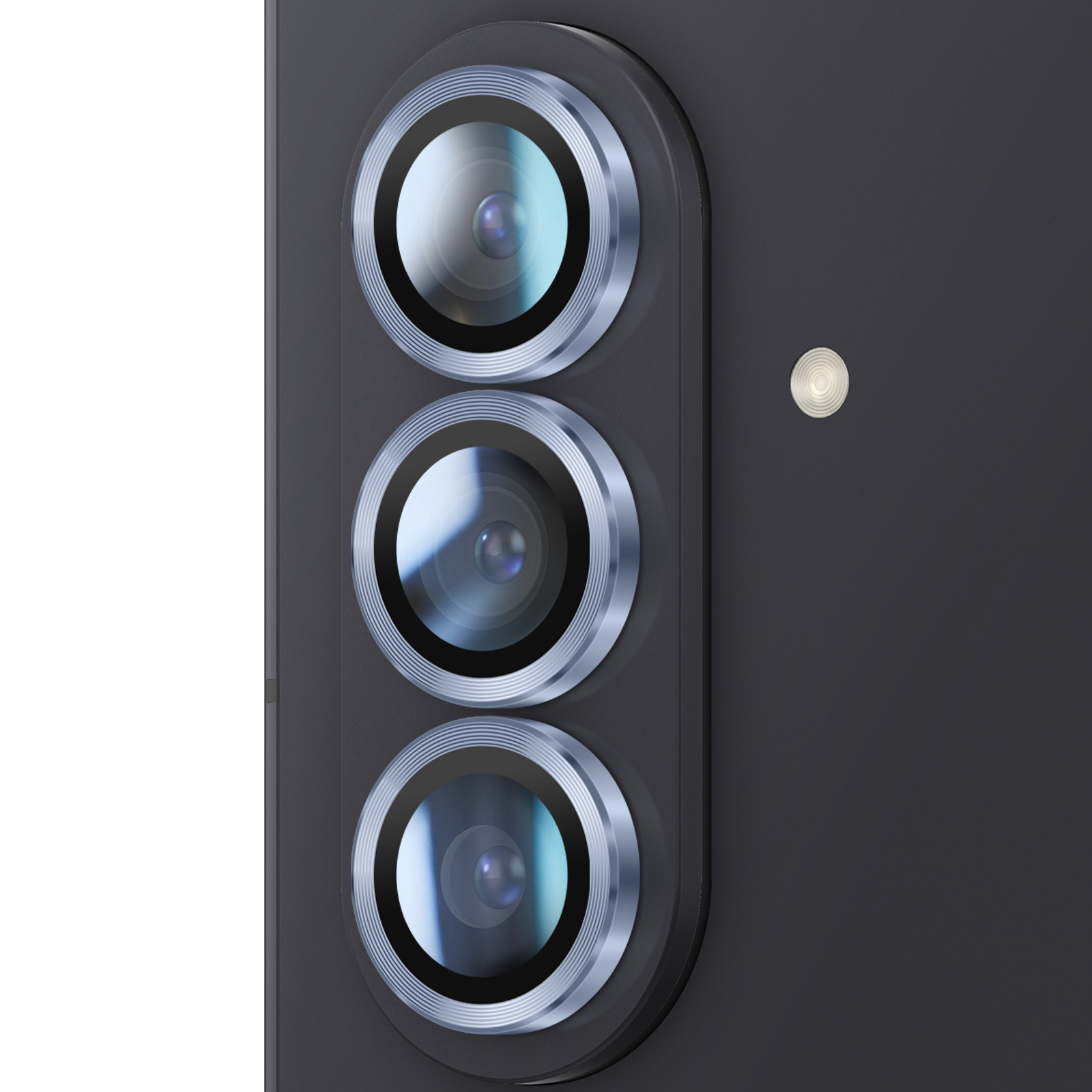 Primo piano di un modulo fotocamera per smartphone con tre obiettivi e un flash su una superficie grigio scuro. Gli obiettivi hanno anelli argentati.