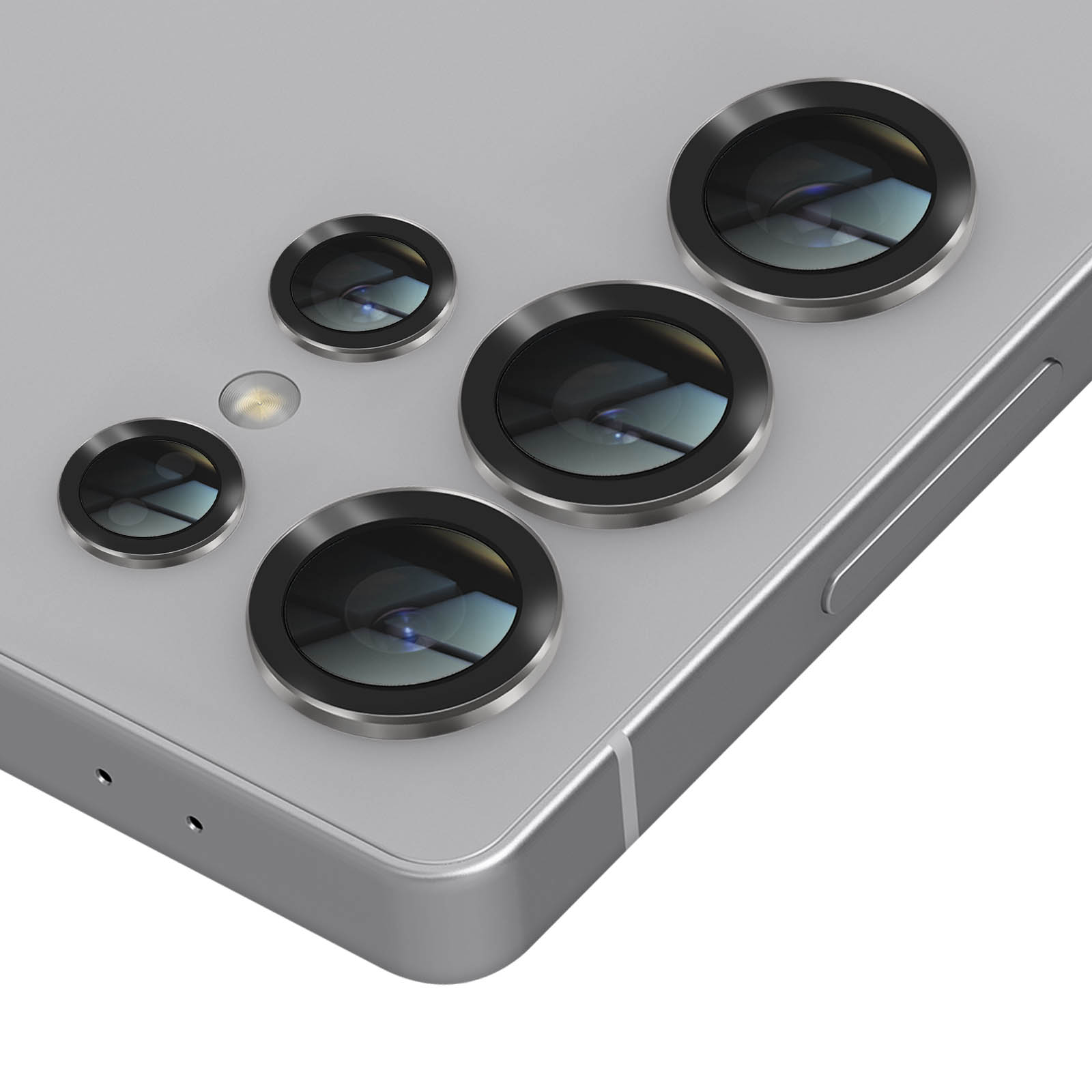 Gros plan d'un smartphone argenté avec plusieurs objectifs et un flash. Les objectifs sont cerclés de noir et reflètent l'environnement.