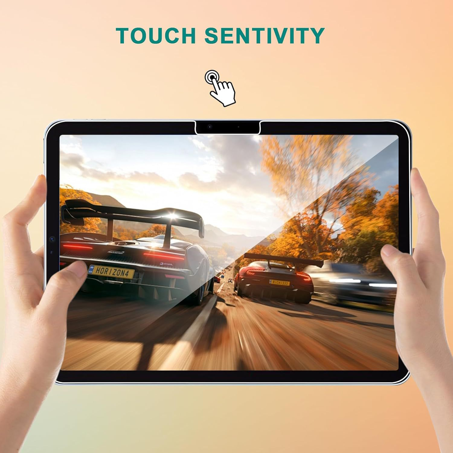 Un tablet mostra un gioco di corse automobilistiche, tenuto da mani. Sopra, il testo recita 'TOUCH SENTIVITY' con un'icona di tocco.