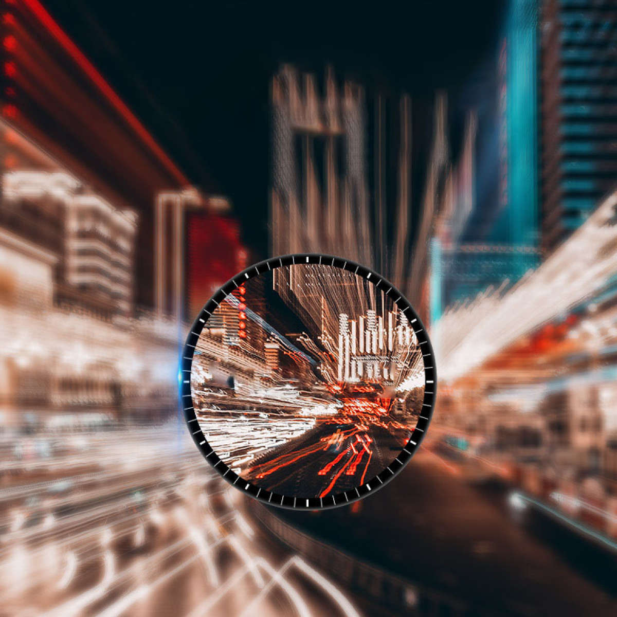 Un quadrante mostra una città di notte con luci e edifici sfocati, indicando il passare del tempo in un'area urbana trafficata.