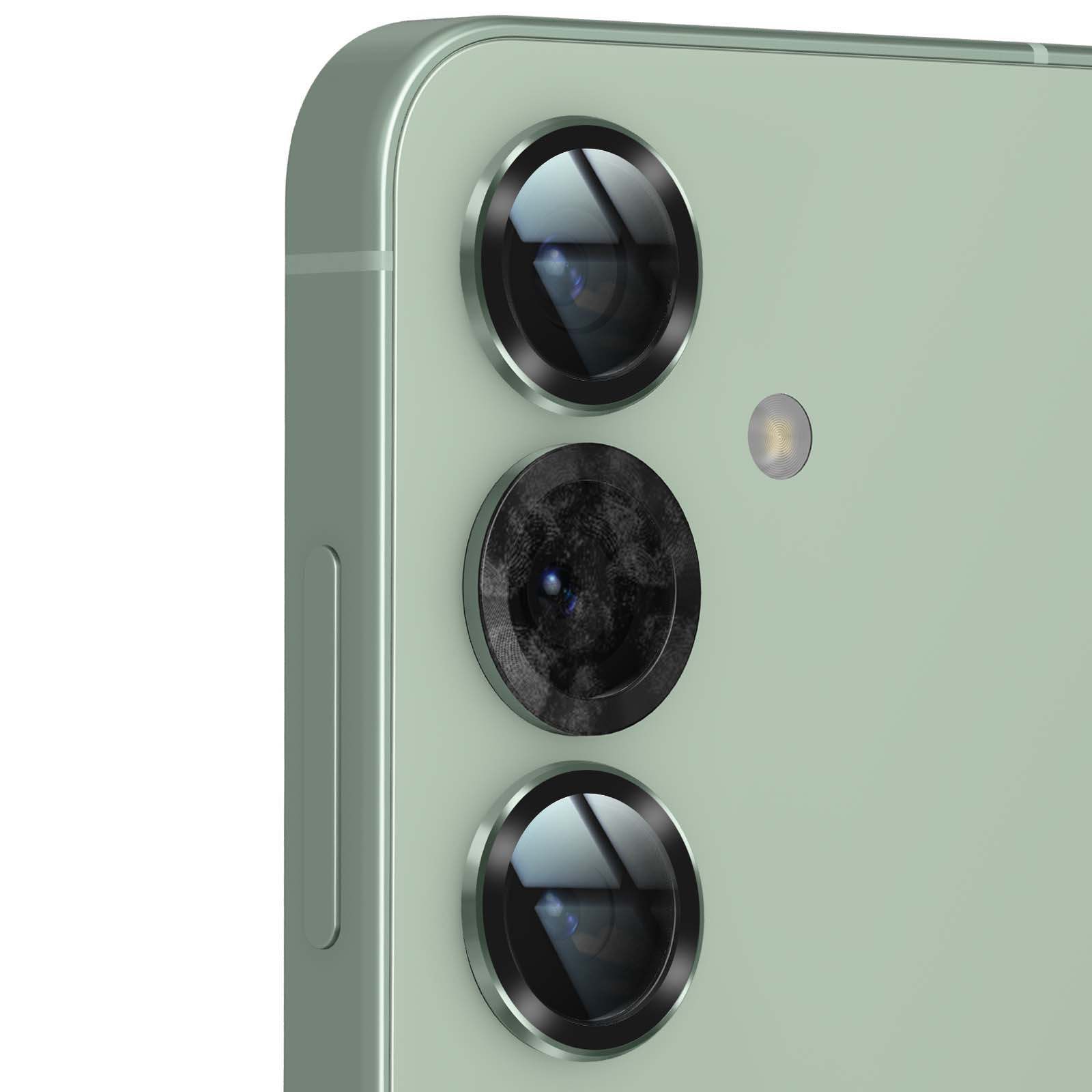 Primo piano del sistema di fotocamere di un telefono. Tre obiettivi e un flash sono visibili su una superficie verde chiaro.