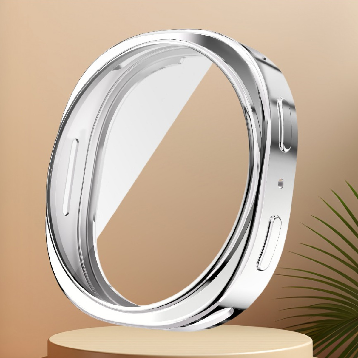 Una cassa per orologio argentata. È posizionata su un piccolo piedistallo di legno, su uno sfondo beige sfumato con una foglia verde.