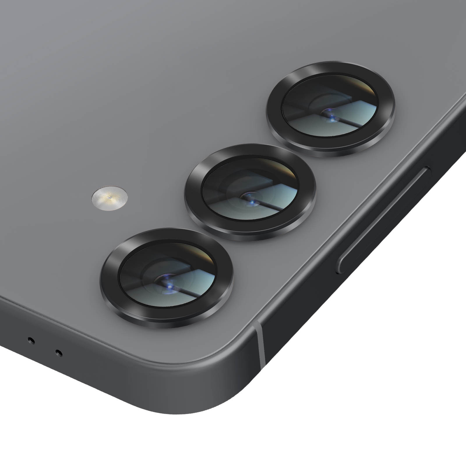 Gros plan d'un smartphone gris avec trois objectifs et un flash. Le téléphone est incliné, montrant l'arrière.