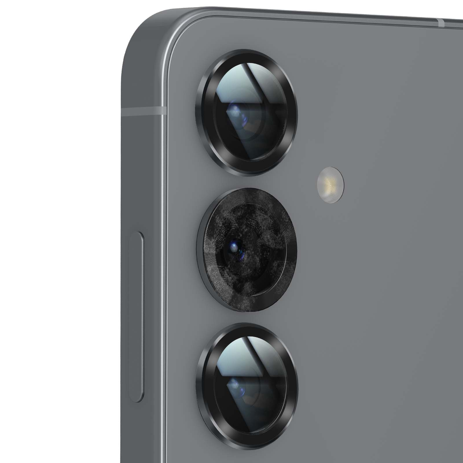 Close-up van een cameramodule van een smartphone. Drie lenzen zijn zichtbaar, samen met een flitser, tegen een grijze achtergrond.