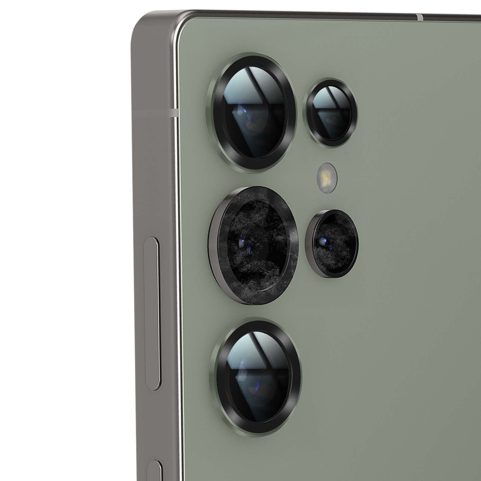 Primo piano del gruppo fotocamere di uno smartphone. Lenti multiple con anelli neri su superficie verde chiaro.