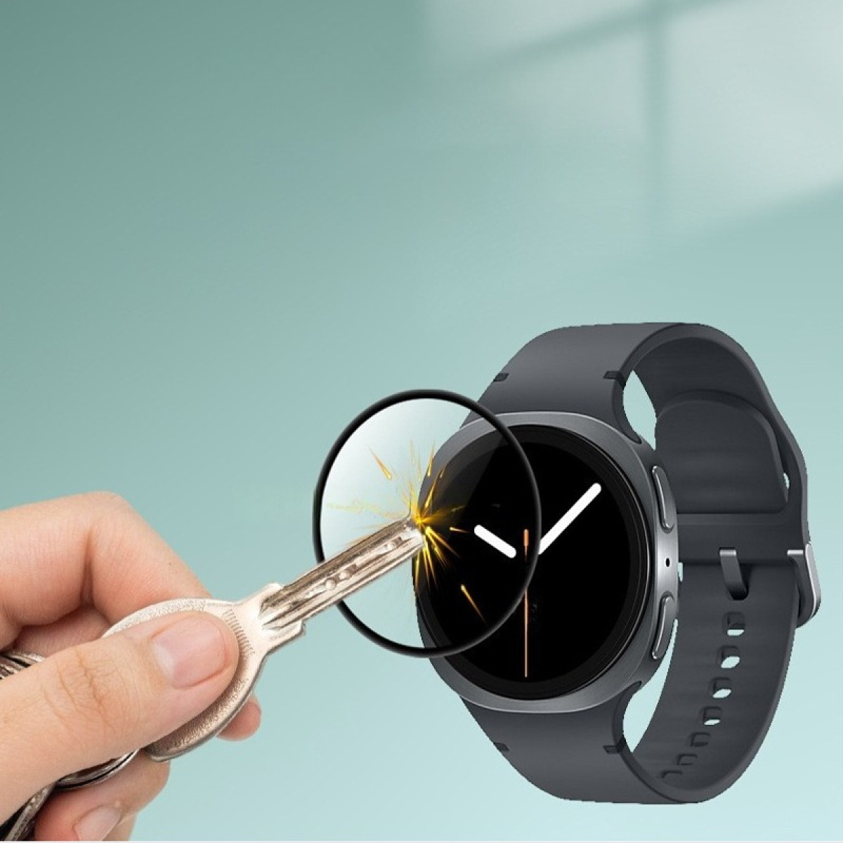 Una mano tiene delle chiavi vicino a uno smartwatch. L'orologio è nero con un cinturino grigio. La luce brilla vicino alle chiavi.