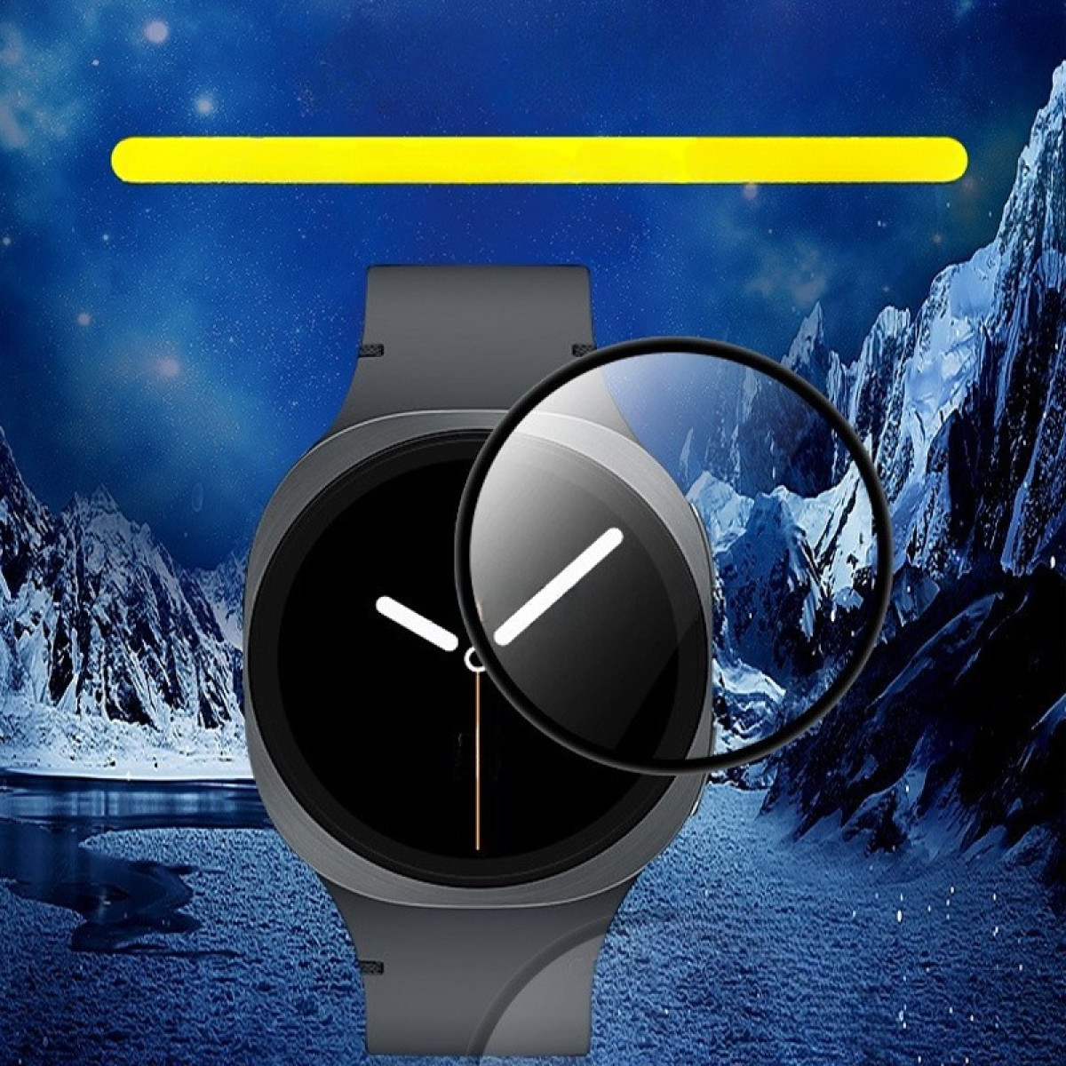 Uno smartwatch con una lente d'ingrandimento sovrapposta. Lo sfondo presenta montagne e un cielo stellato. Una barra gialla è sopra l'orologio.
