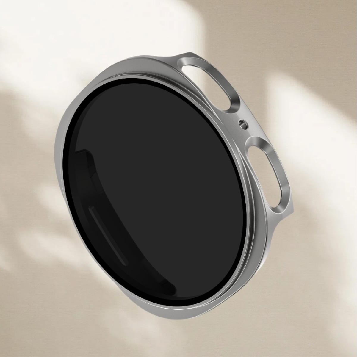 Una cornice dell'orologio grigio metallizzato con schermo circolare nero. Ha due maniglie curve e sfondo beige.