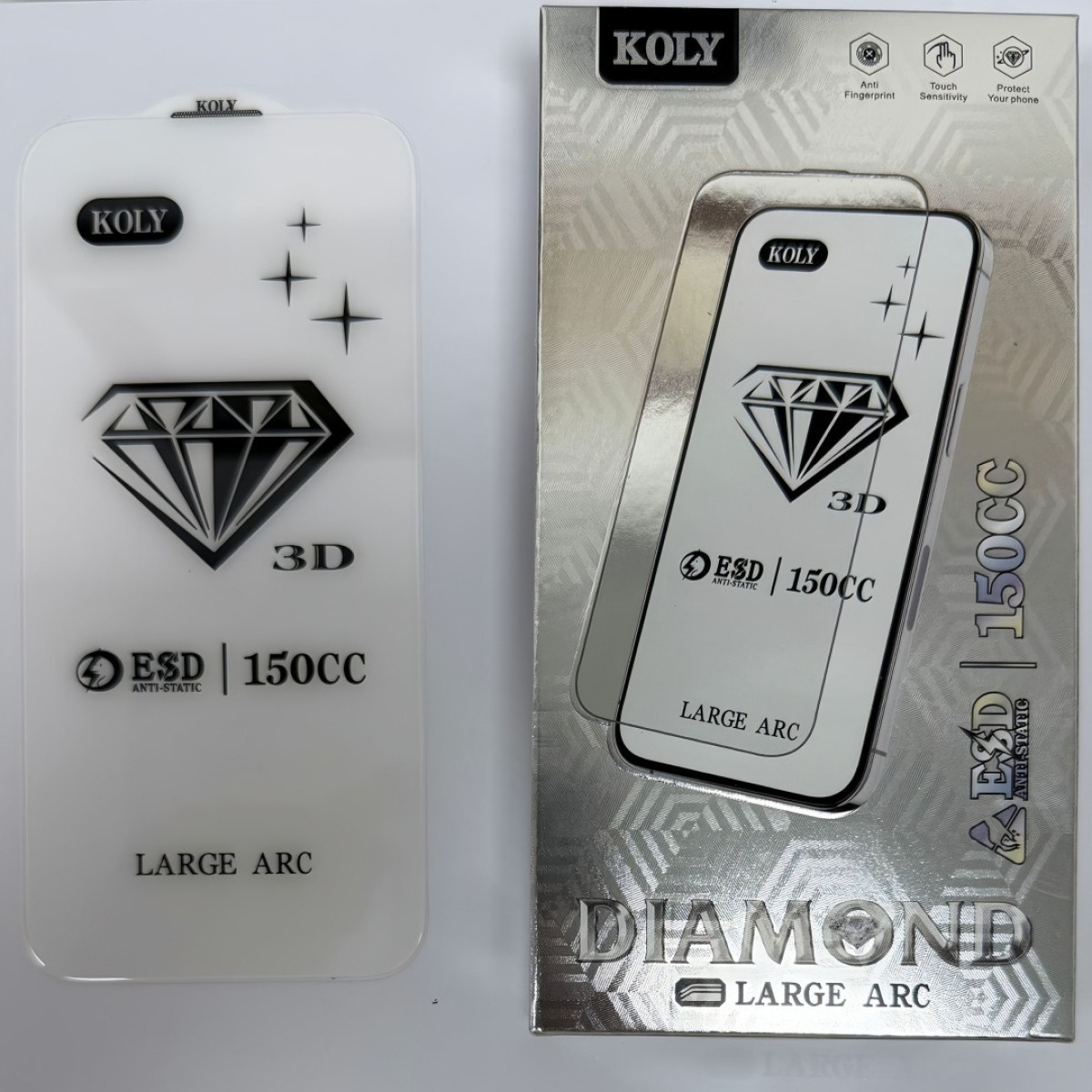 Un proteggi schermo per telefono e la sua scatola. Il protettore ha un design a diamante. La scatola è argentata con testo.