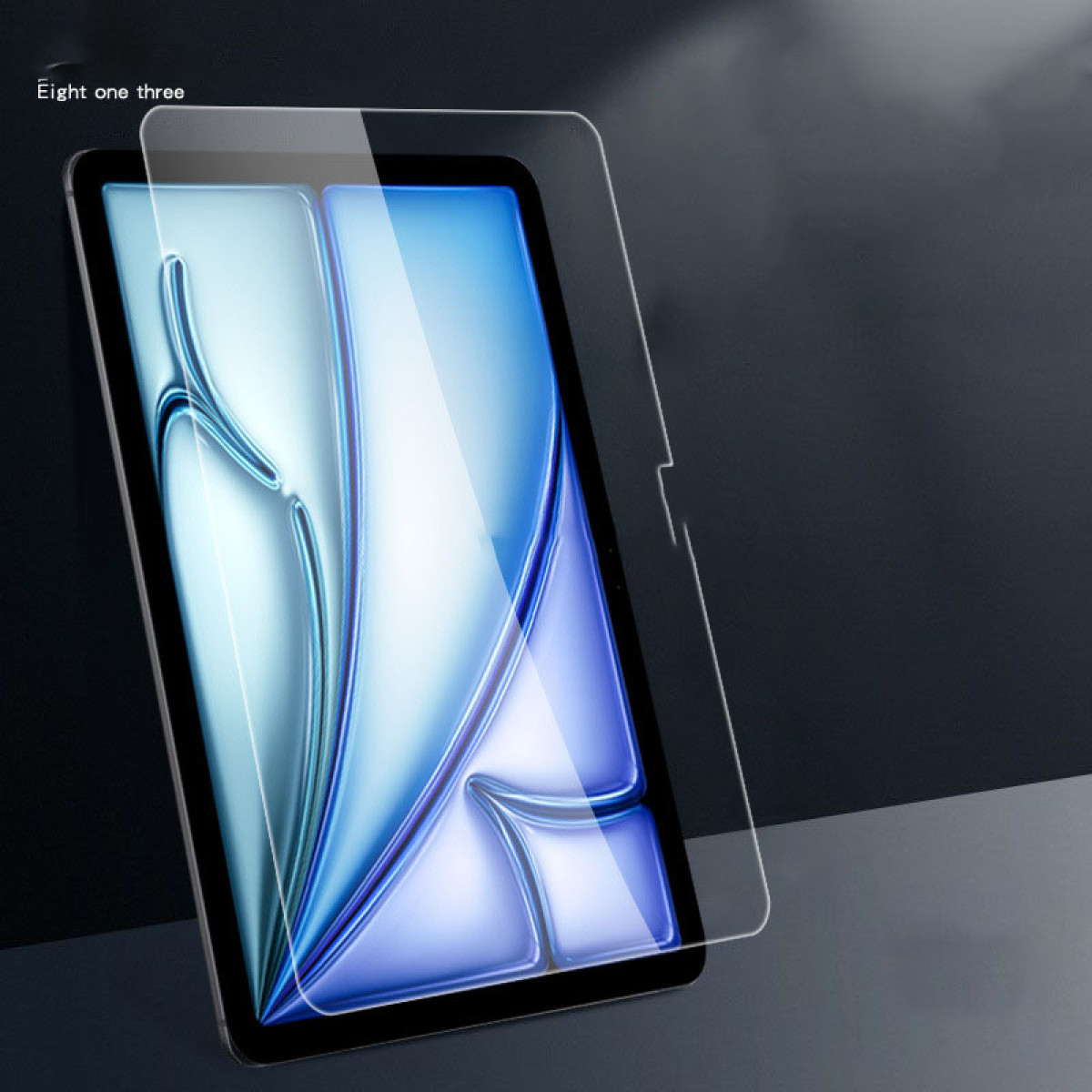 Een tablet met een schermbeschermer erop. Het scherm toont blauwe en witte abstracte patronen. Donkere achtergrond.