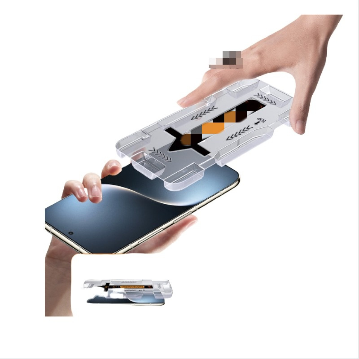 Manos sosteniendo un teléfono, aplicando un protector de pantalla. Se utiliza una guía de plástico transparente. El fondo es blanco.